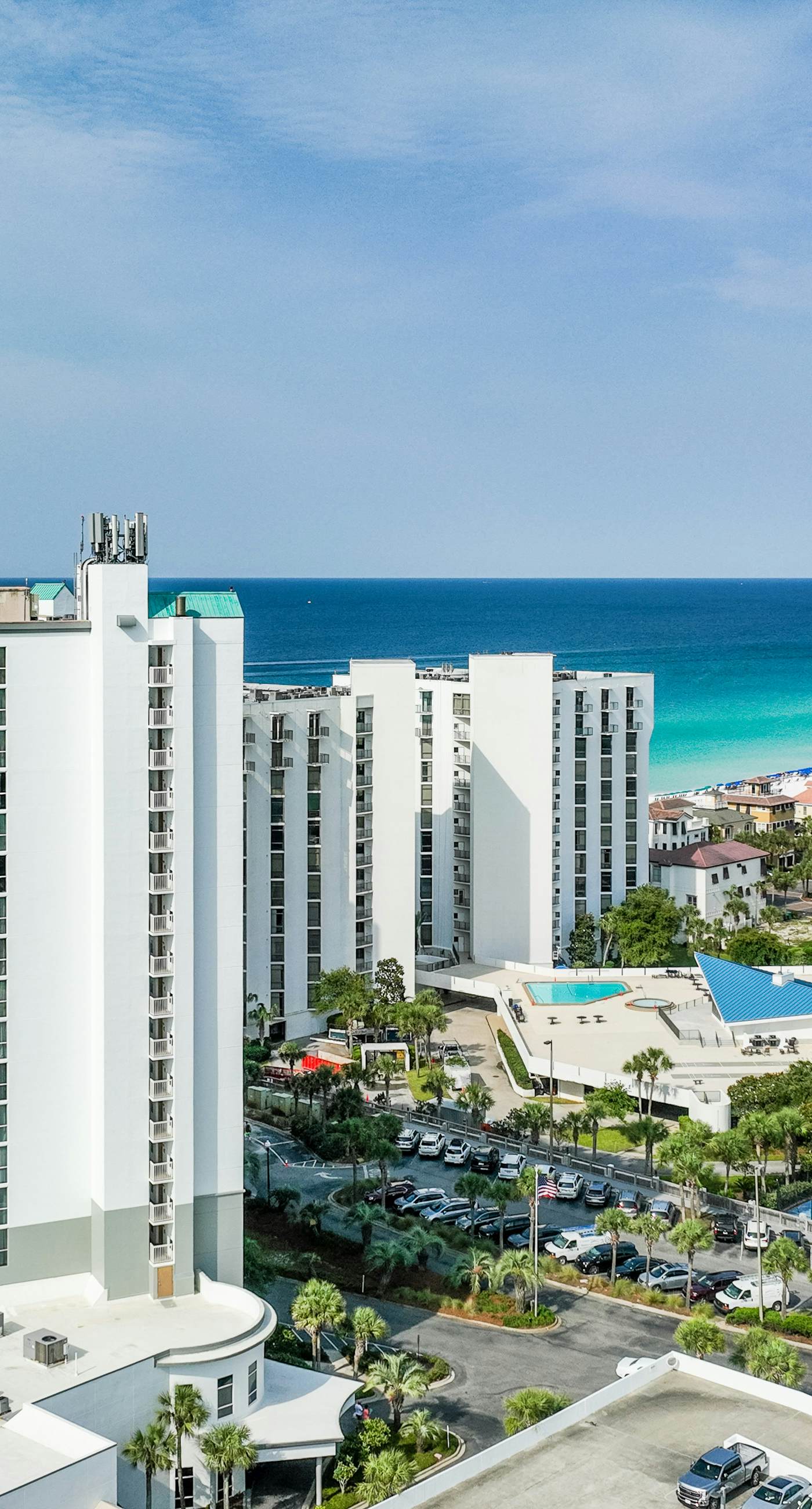 Gulf-front condo with stunning 11th-floor views, pools, hot tub & gyms