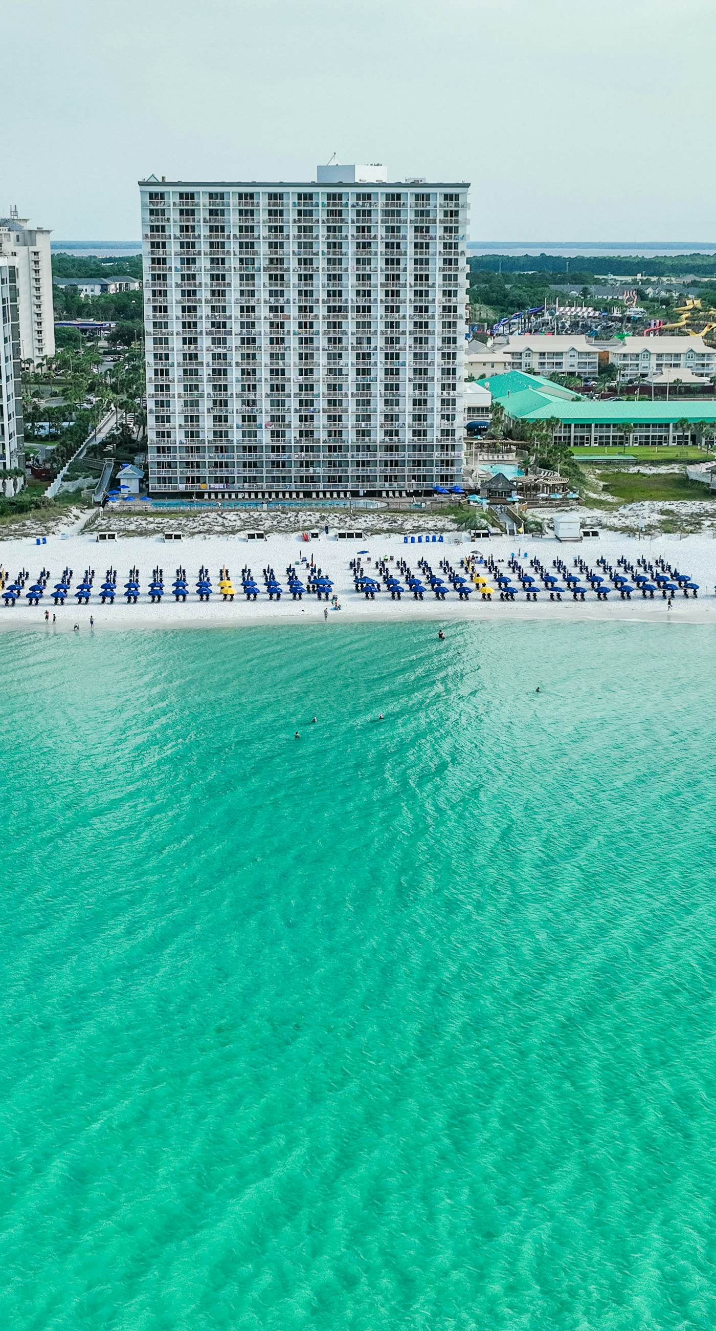 Gulf-front condo with stunning 11th-floor views, pools, hot tub & gyms