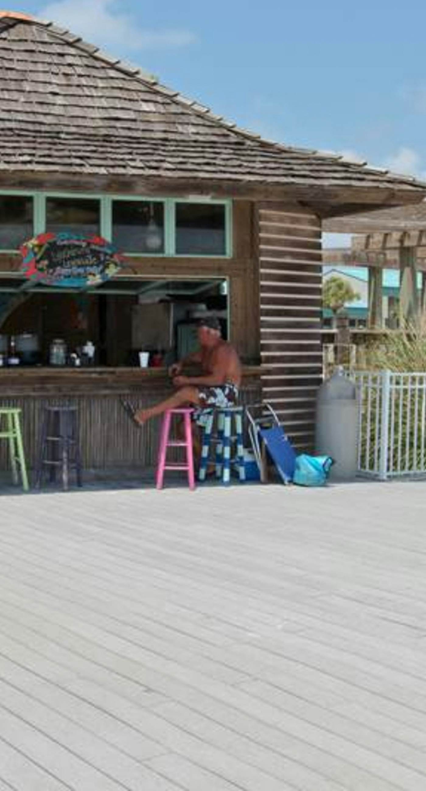 Gulf-front condo with stunning 11th-floor views, pools, hot tub & gyms