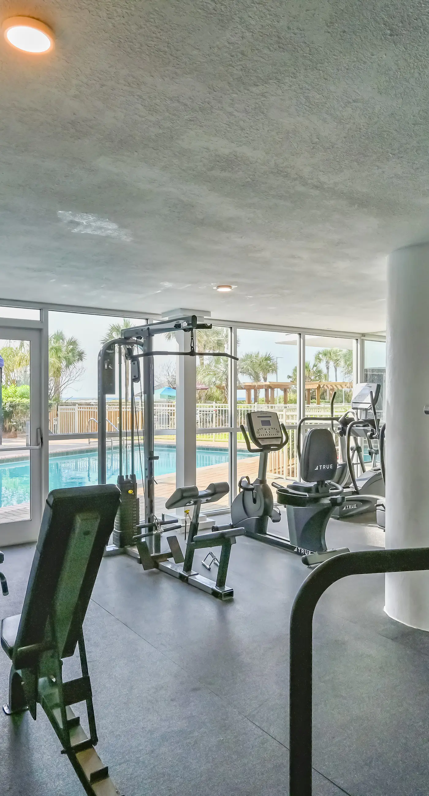 Beachfront, 15th-floor condo with great Gulf view, hot tub, pools & gyms