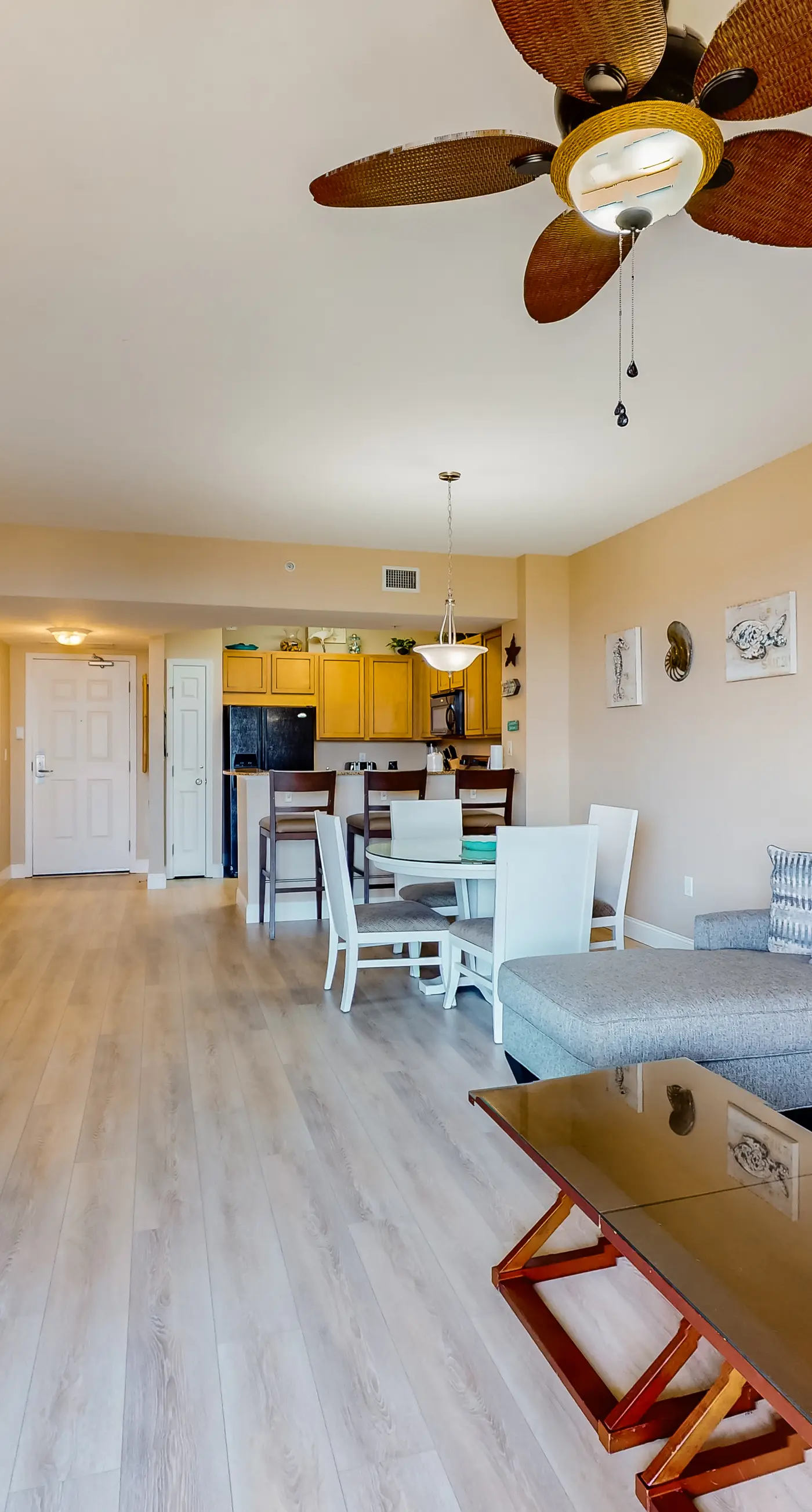 2nd Floor Beautiful, coastal Condo, Resort amenities, Close to entertainment