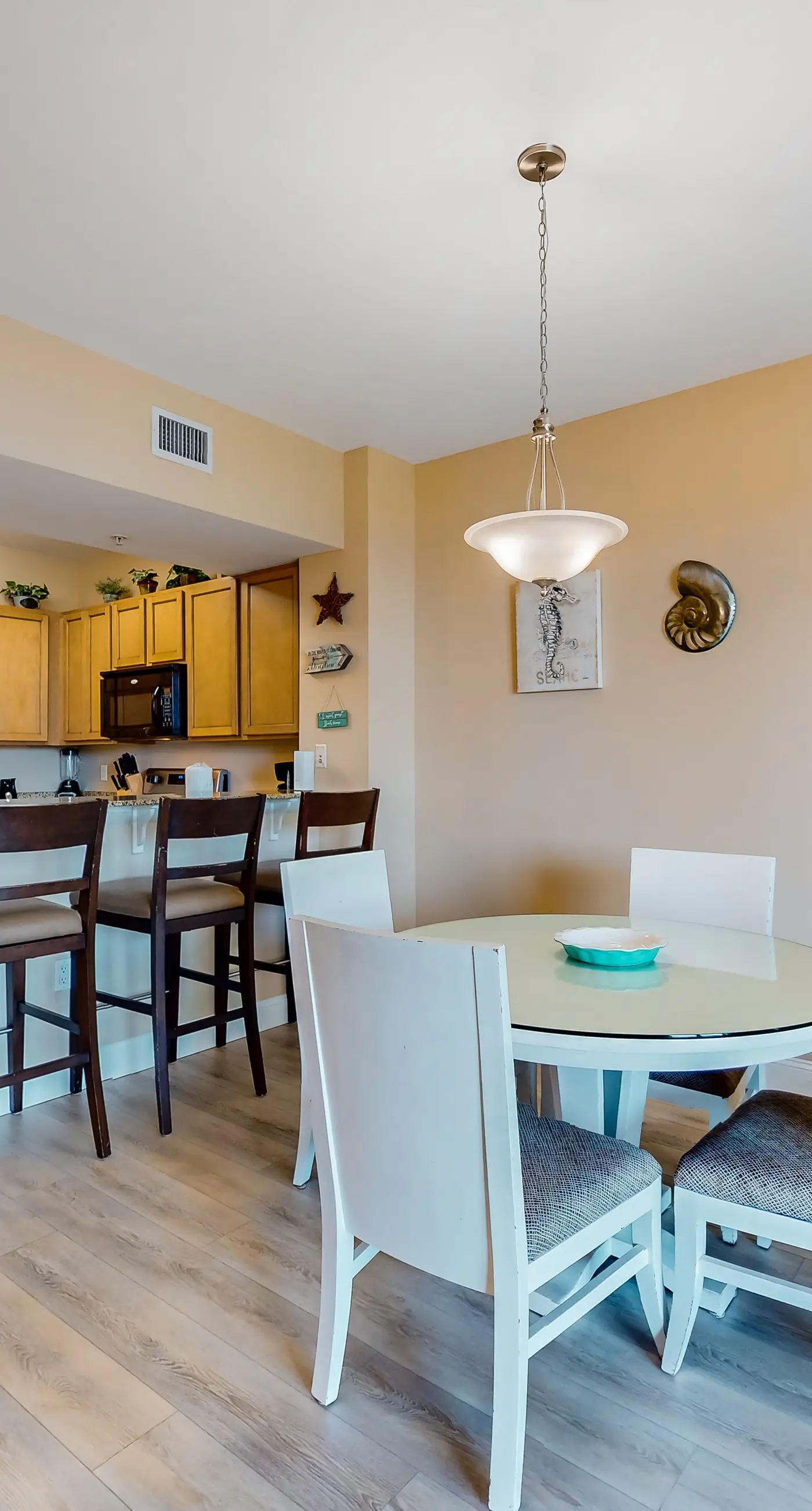 2nd Floor Beautiful, coastal Condo, Resort amenities, Close to entertainment