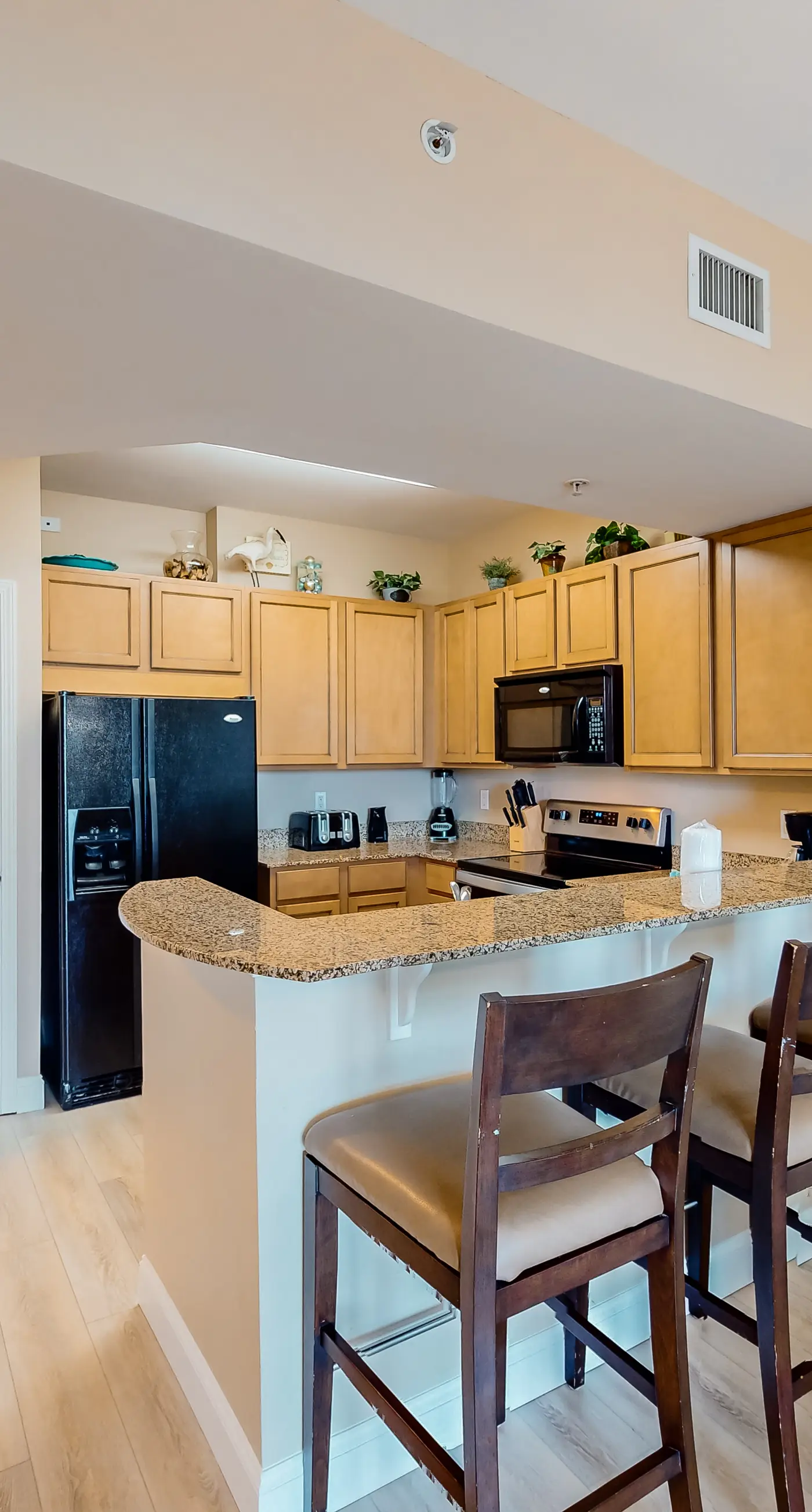 2nd Floor Beautiful, coastal Condo, Resort amenities, Close to entertainment