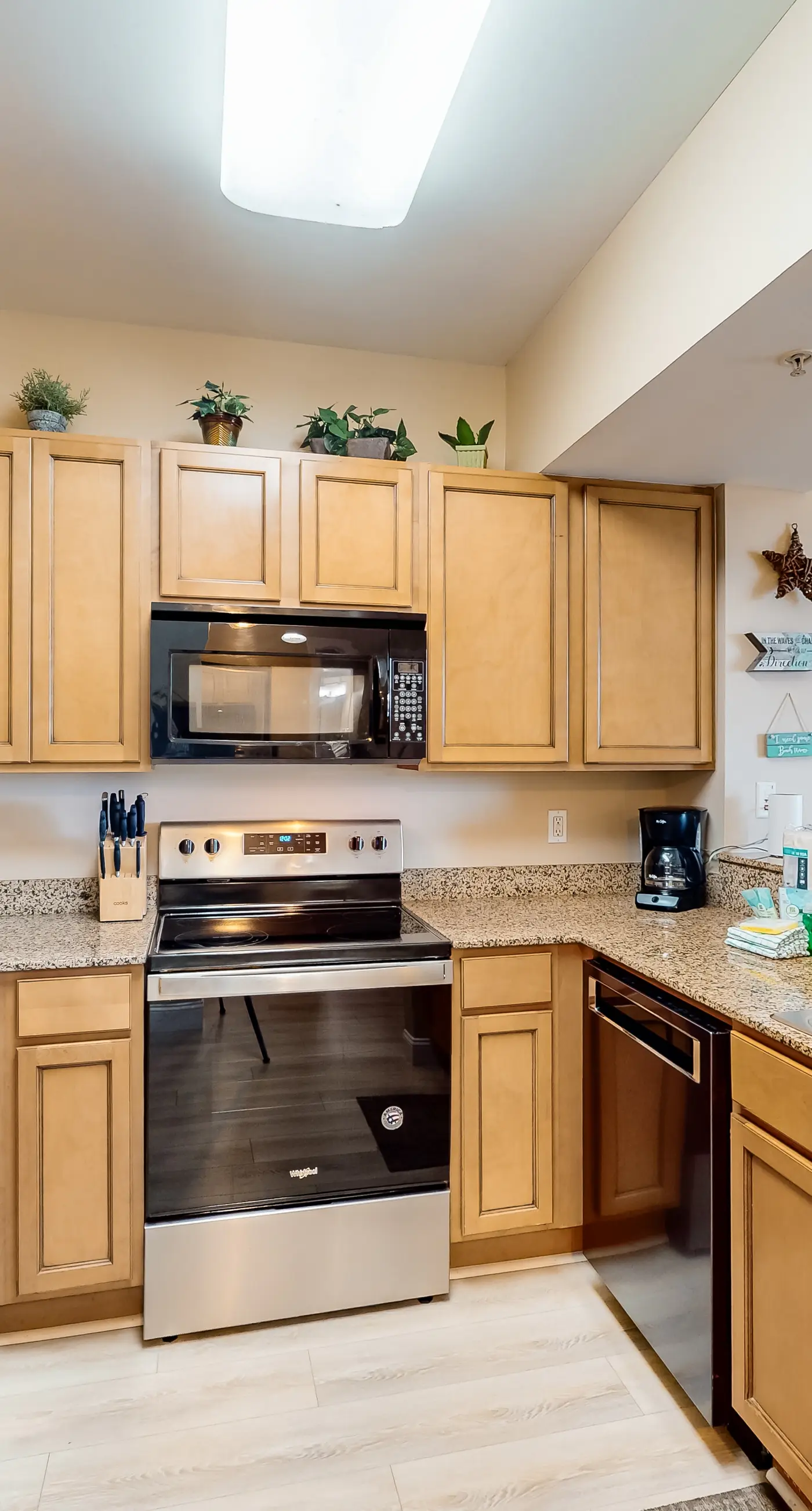 2nd Floor Beautiful, coastal Condo, Resort amenities, Close to entertainment