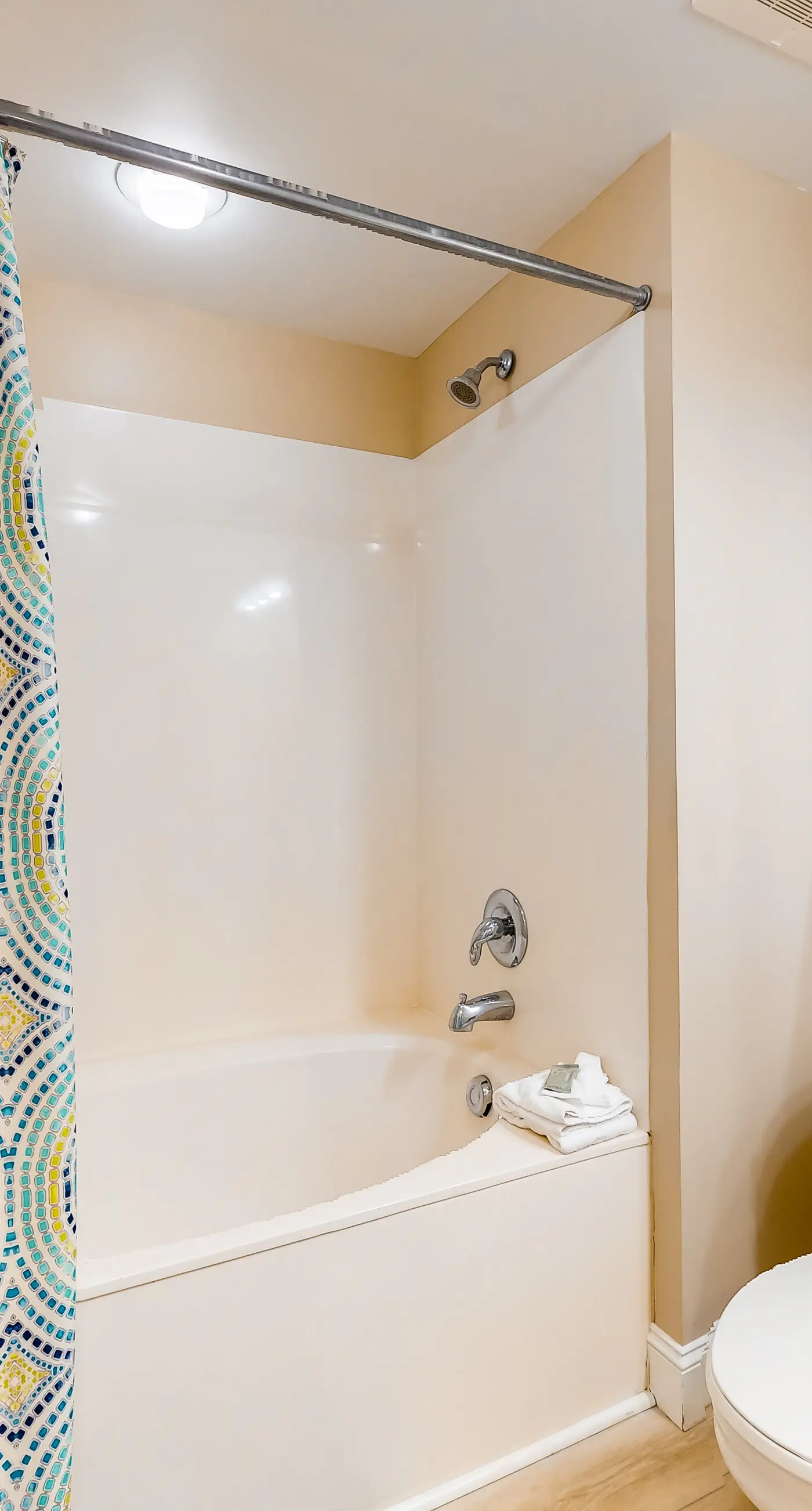 2nd Floor Beautiful, coastal Condo, Resort amenities, Close to entertainment