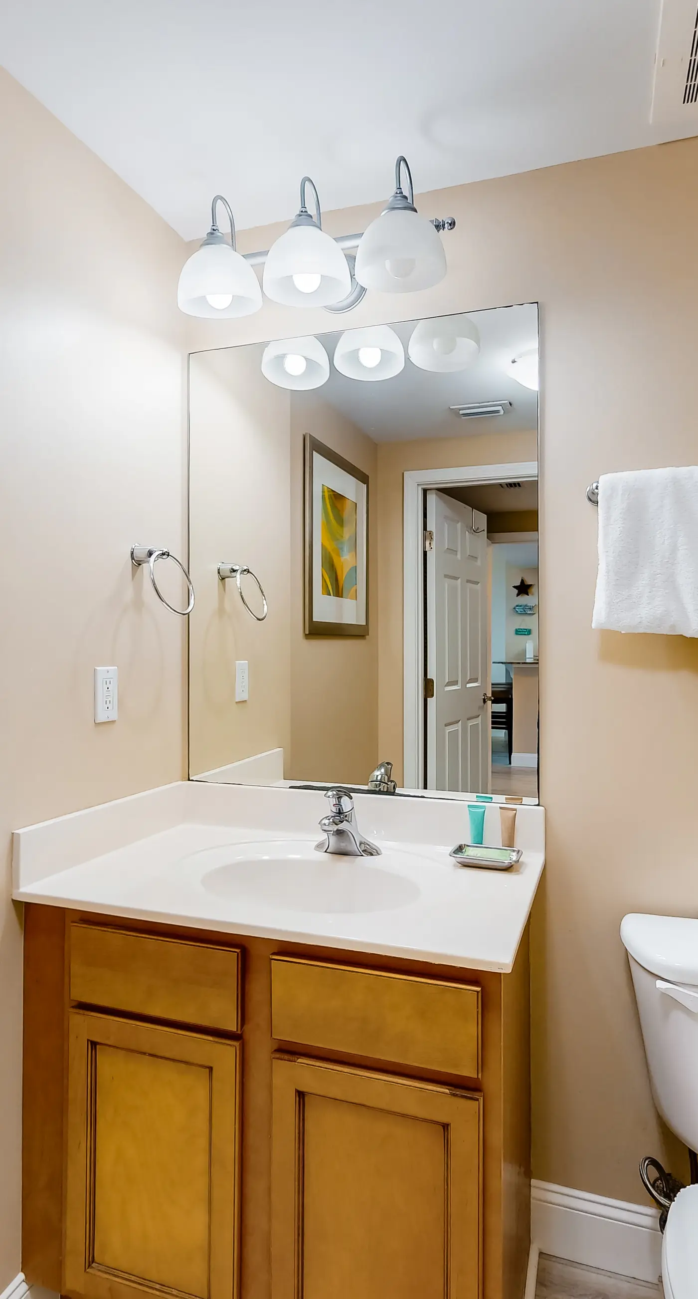 2nd Floor Beautiful, coastal Condo, Resort amenities, Close to entertainment