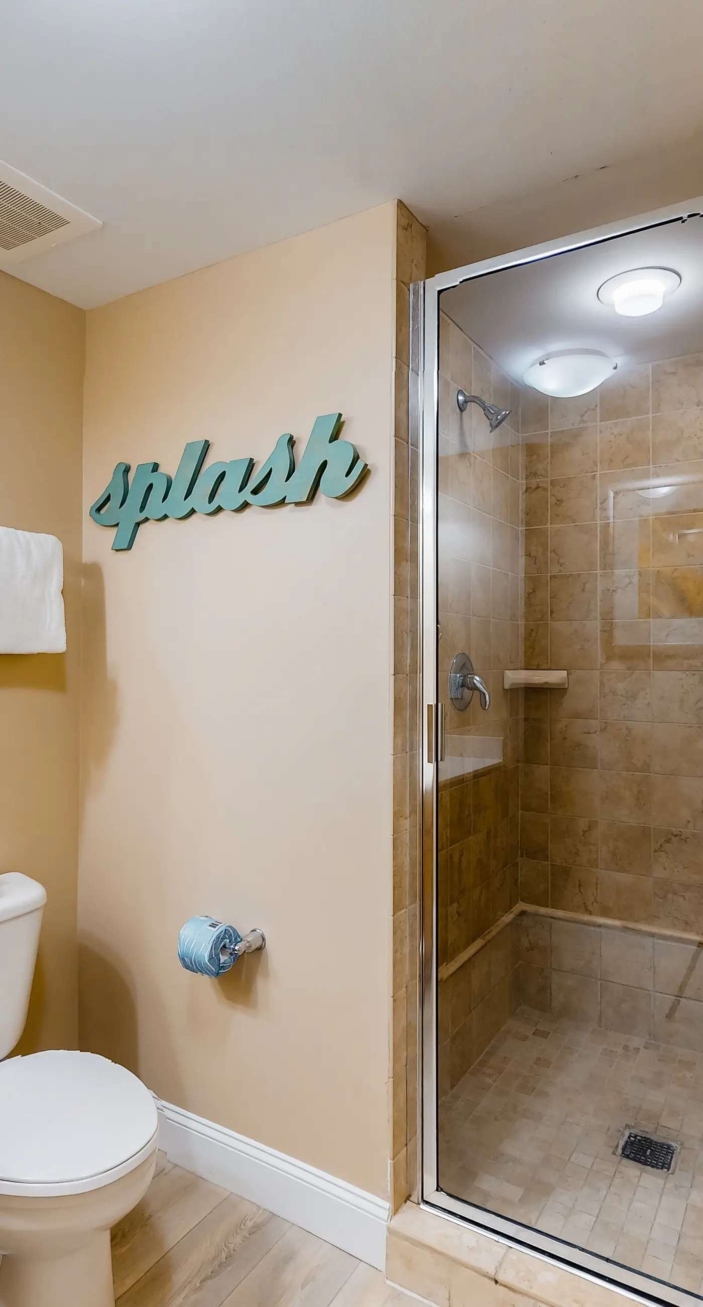2nd Floor Beautiful, coastal Condo, Resort amenities, Close to entertainment