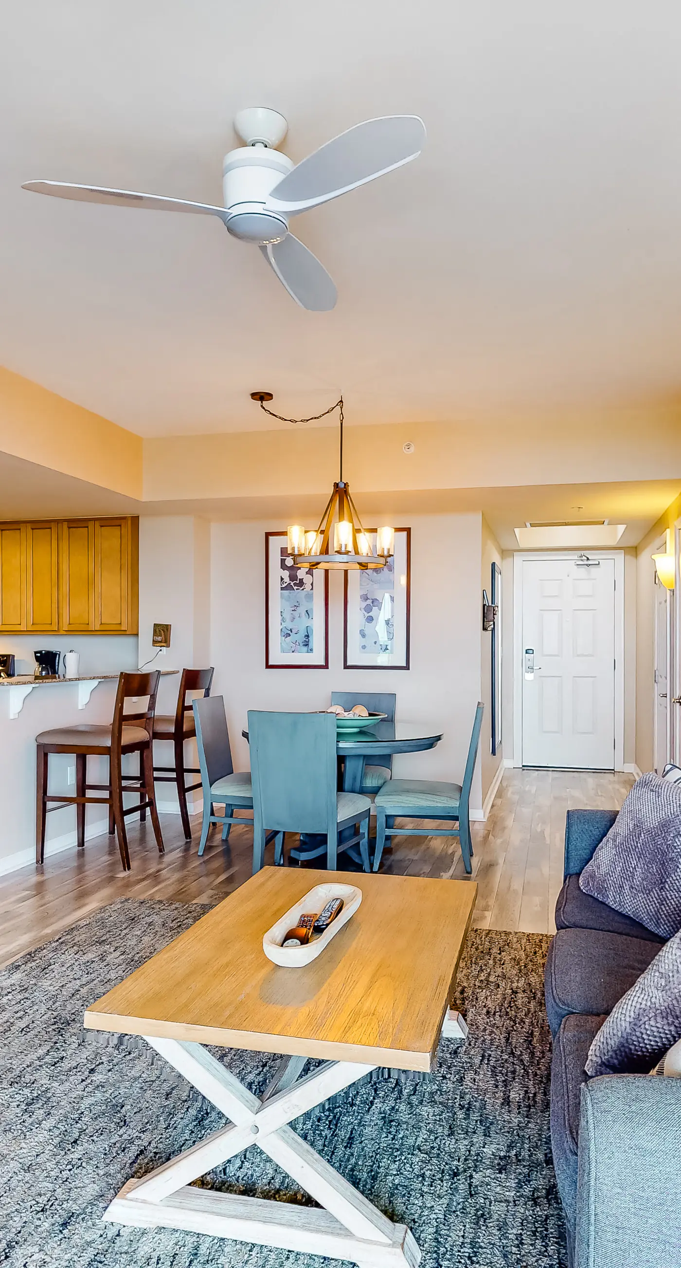 Seventh floor inviting, open condo w/ shared pool/hot tub near everything