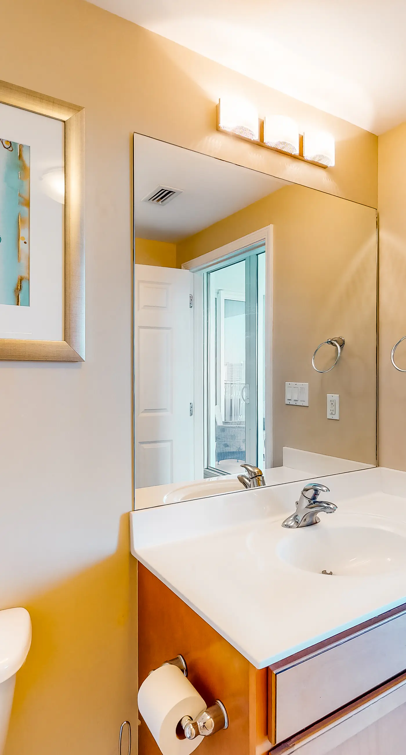 Seventh floor inviting, open condo w/ shared pool/hot tub near everything