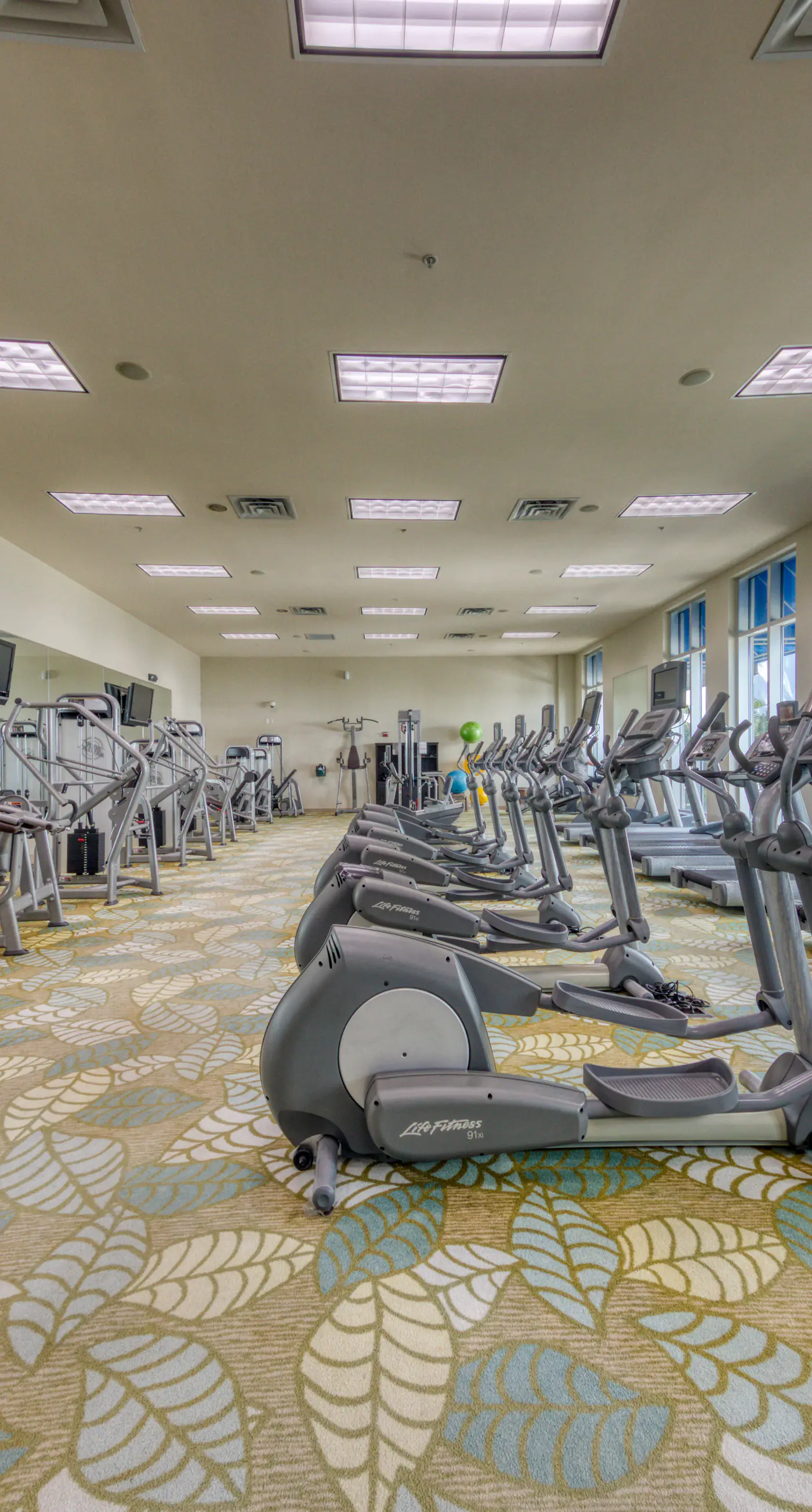 Seventh floor inviting, open condo w/ shared pool/hot tub near everything