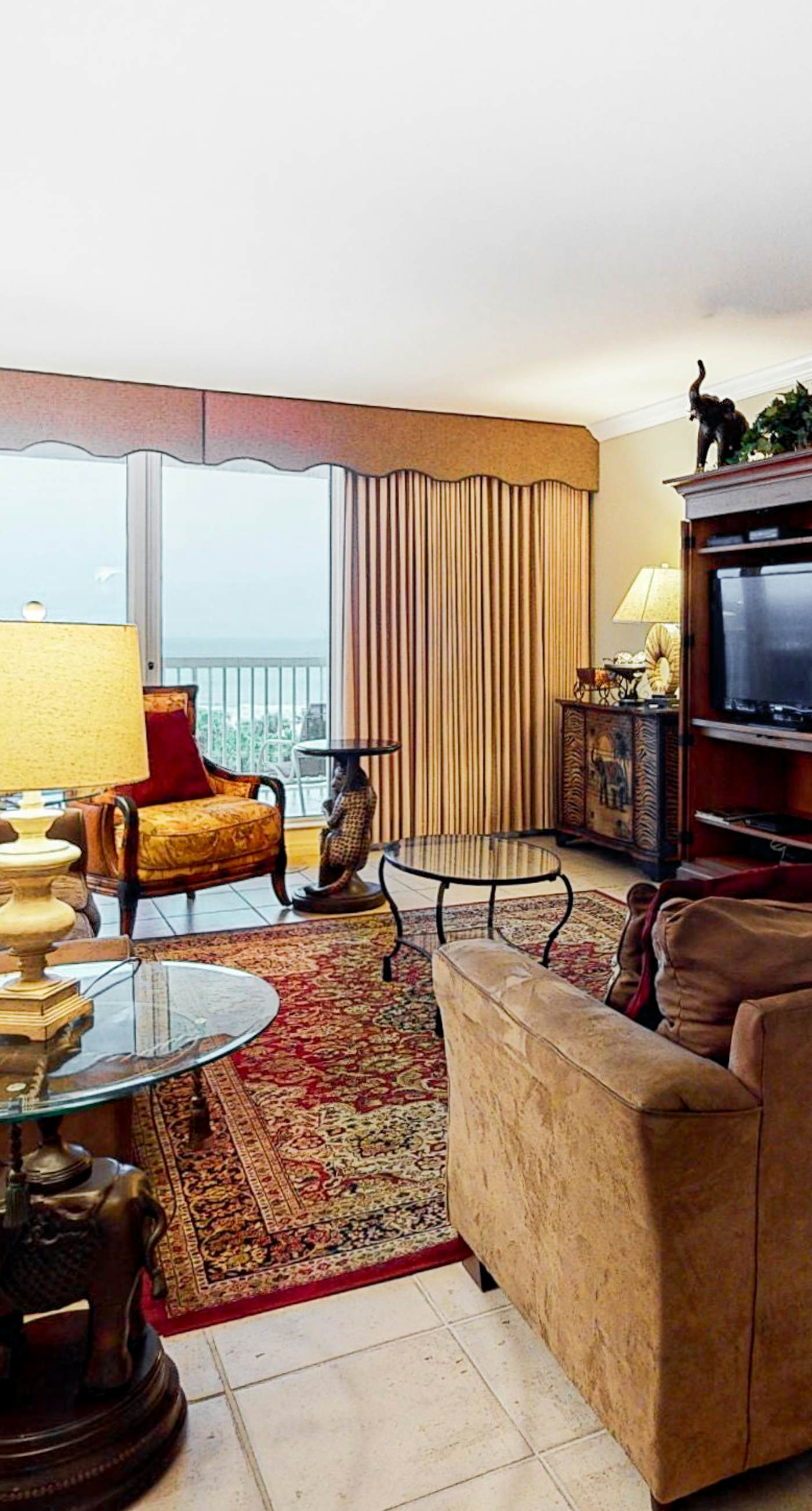 Inviting Condo, Gulf-front balcony, On-site pool, Near shops and dining