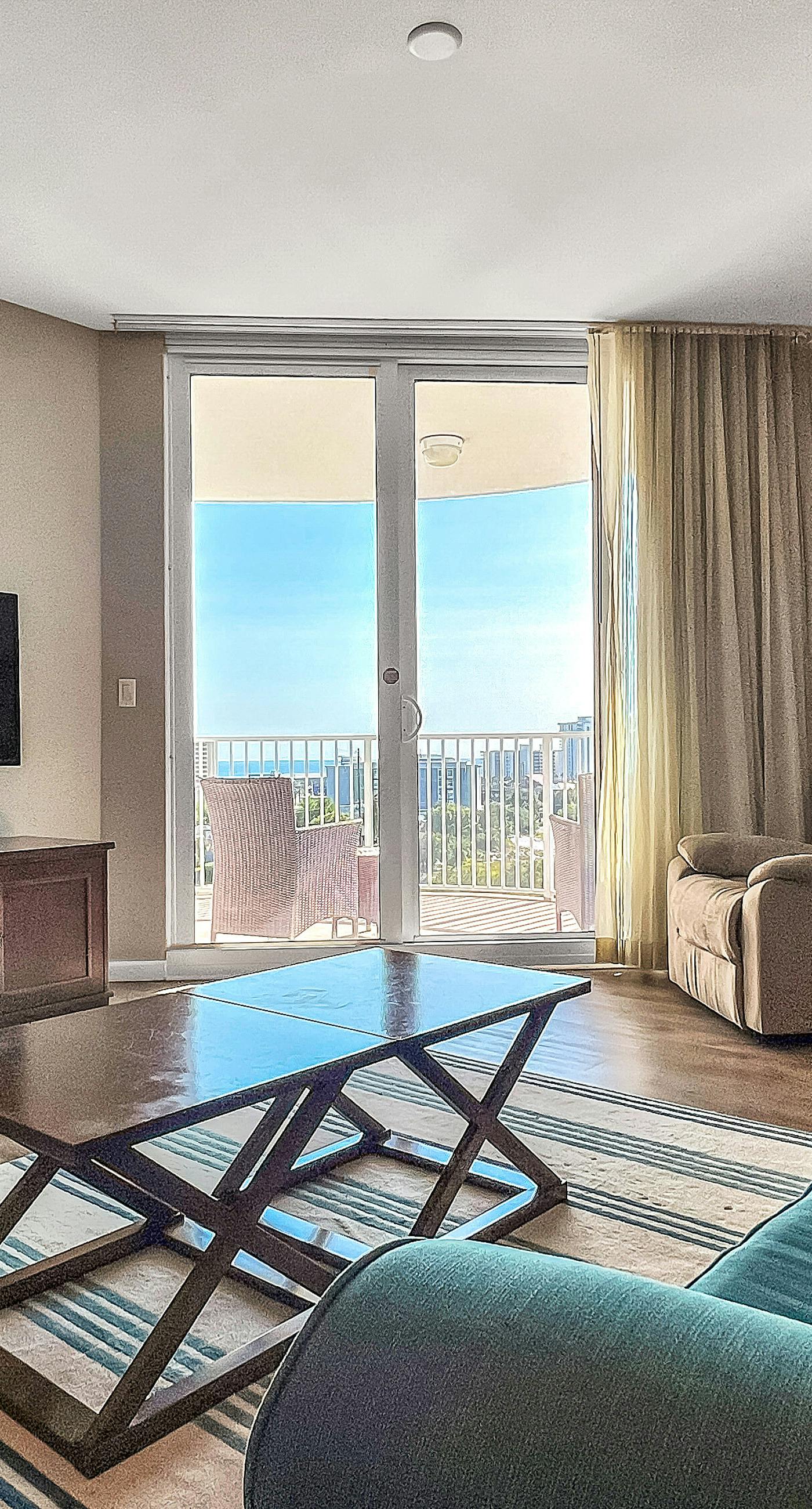 Comfortable, Open unit, Stunning Views, Minutes to Entertainment