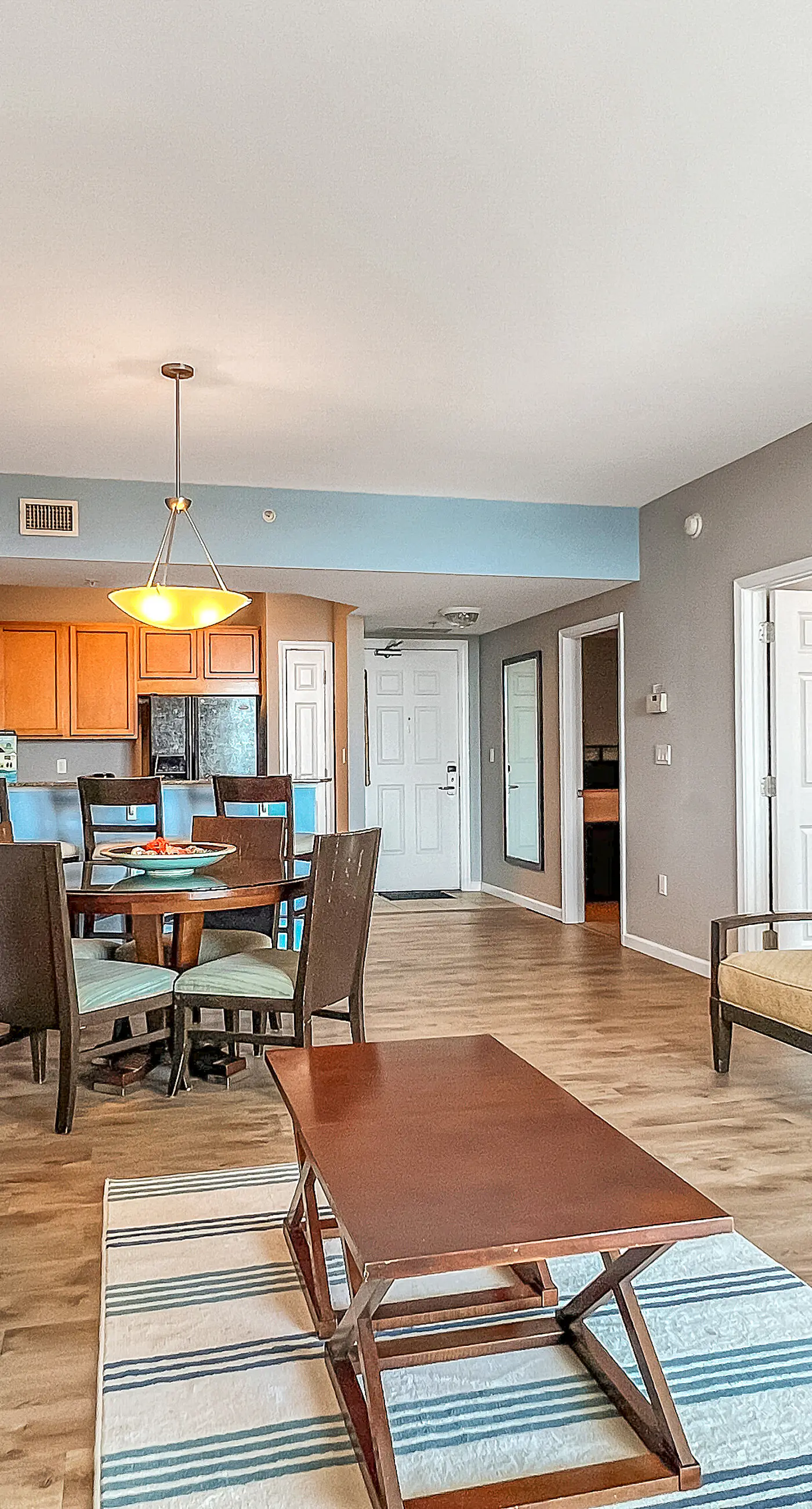 Comfortable, Open unit, Stunning Views, Minutes to Entertainment