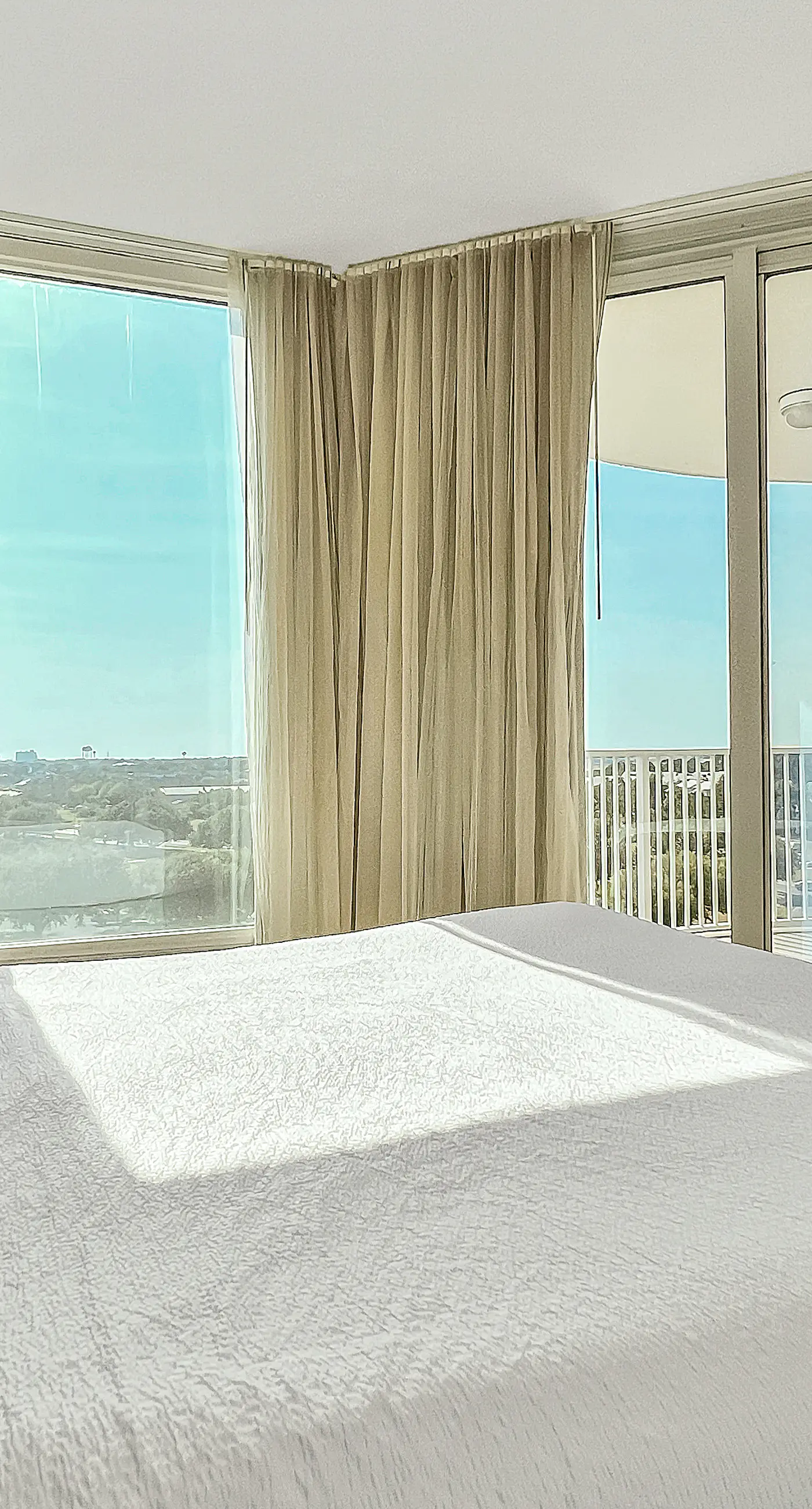 Comfortable, Open unit, Stunning Views, Minutes to Entertainment