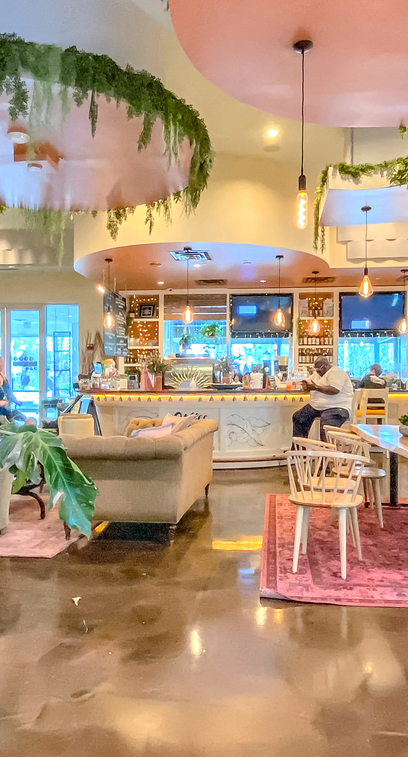 Comfortable, Open unit, Stunning Views, Minutes to Entertainment