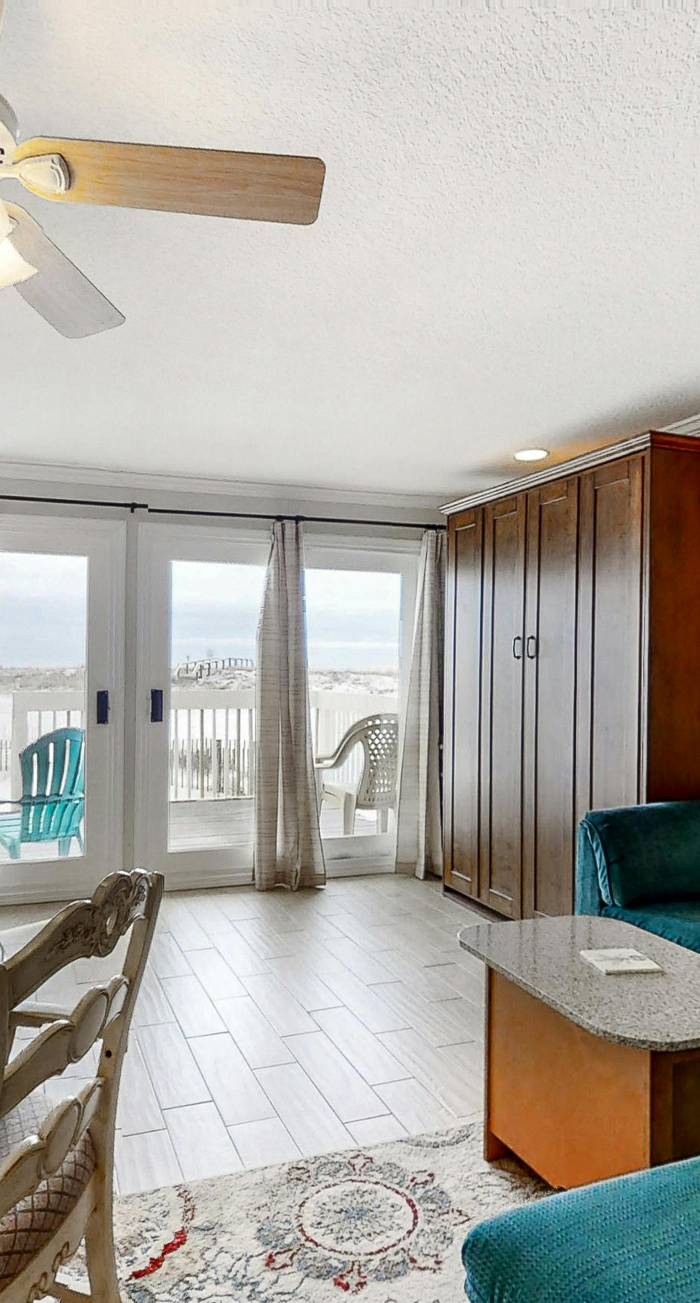 Spacious Condo, Private Wi-Fi, Bike to beach, Near shops and dining