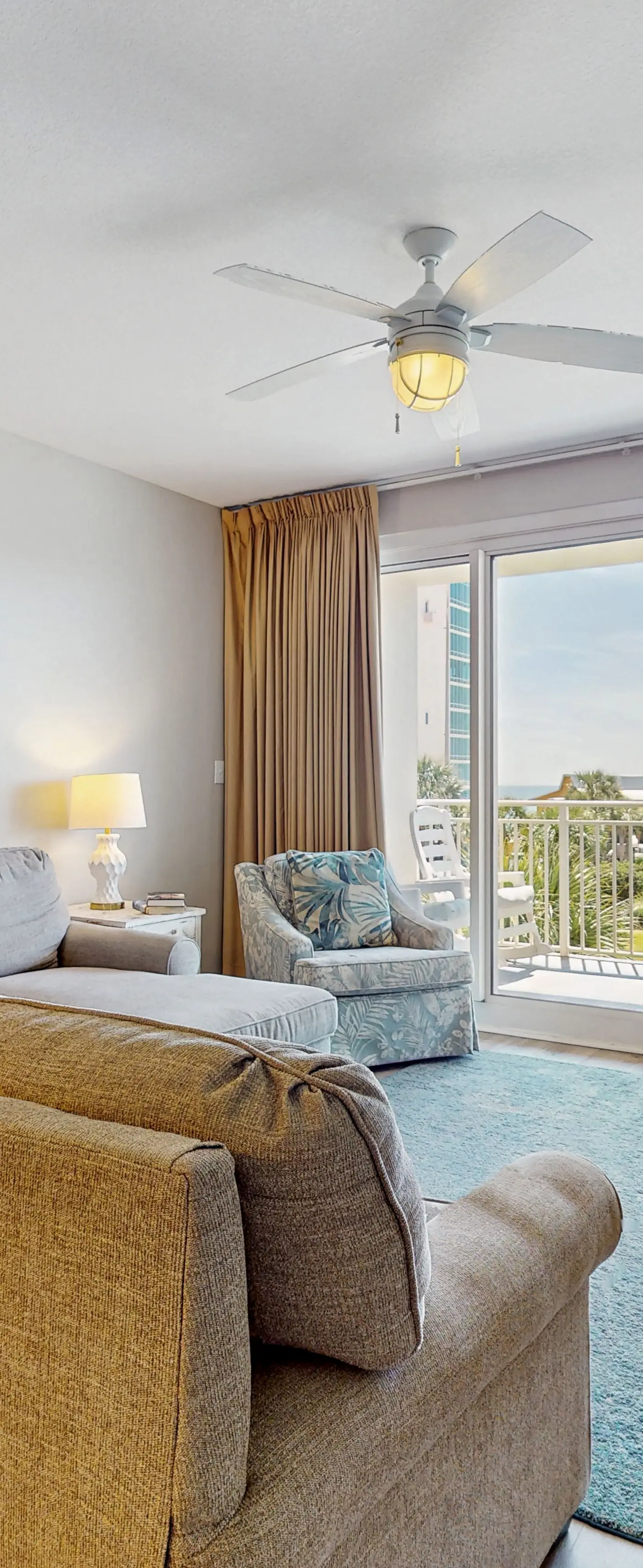 Cozy Condo, Private balcony, Free chairs & umbrella, Near the Beach