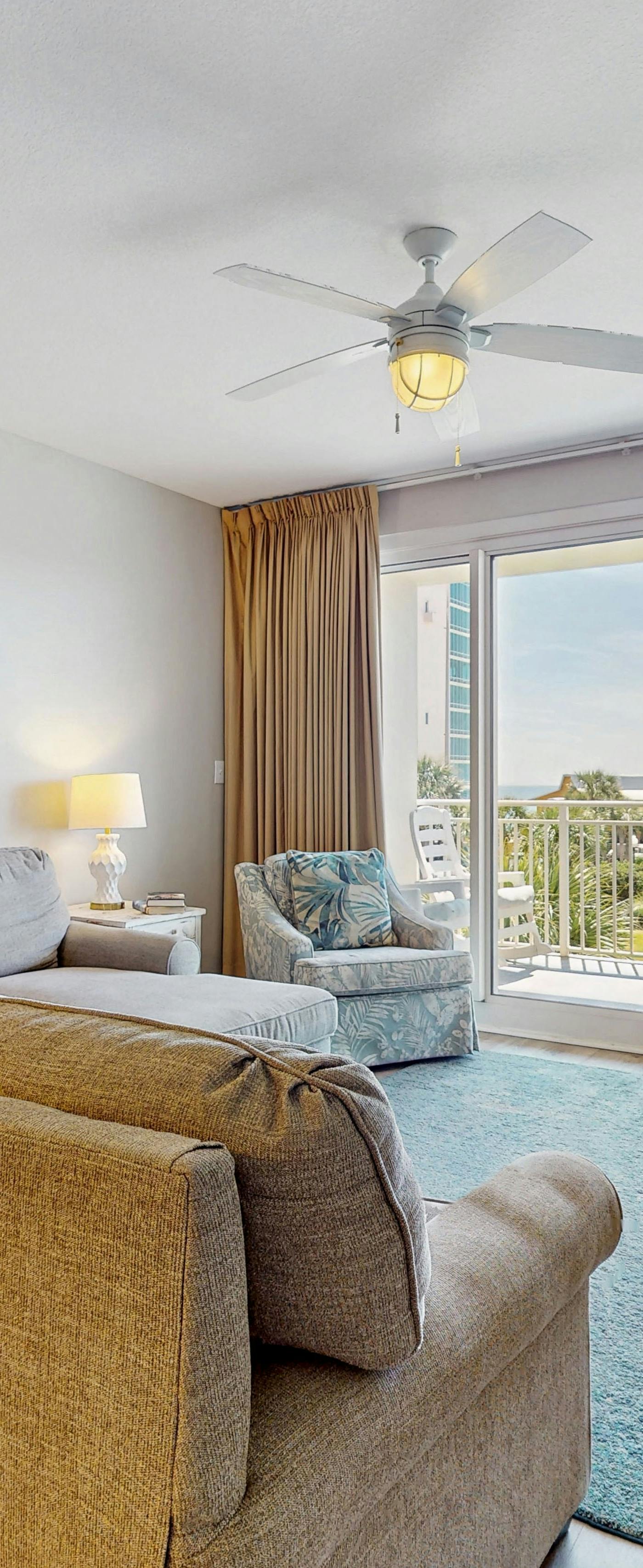 Cozy Condo, Private balcony, Free chairs & umbrella, Near the Beach