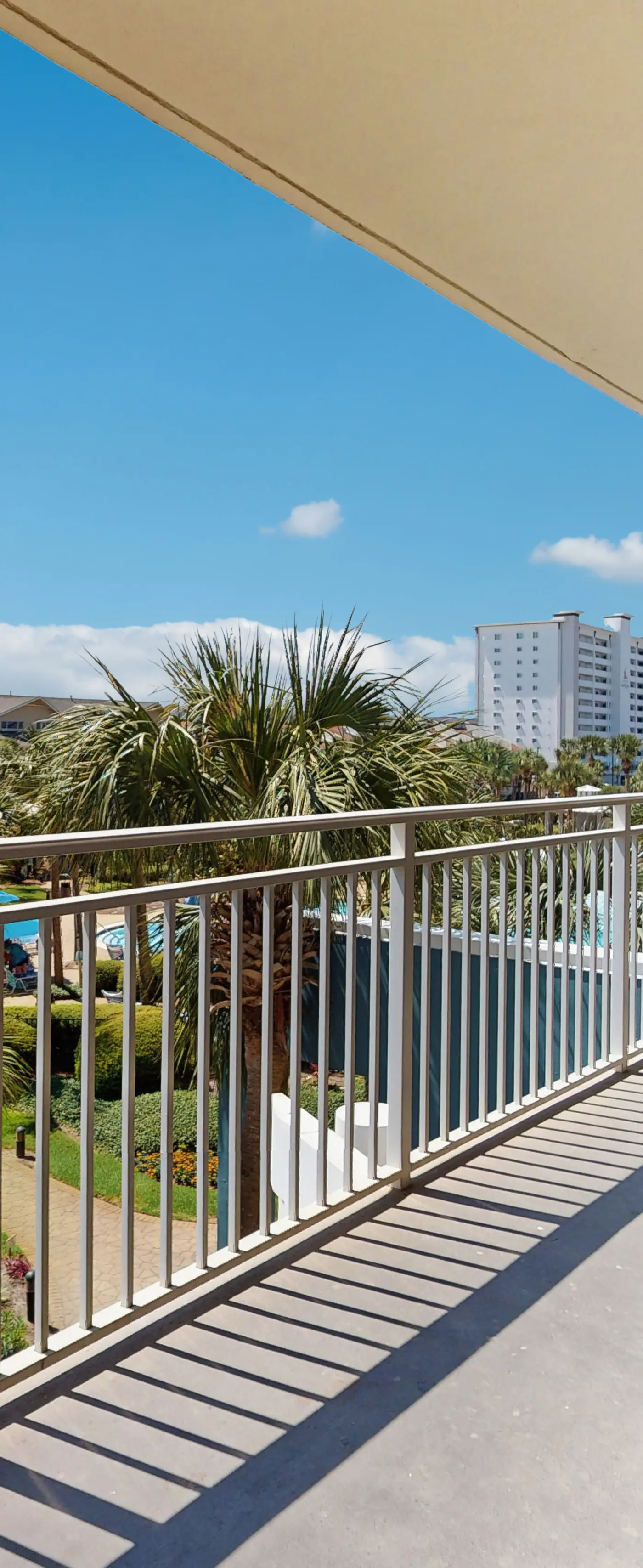 Cozy Condo, Private balcony, Free chairs & umbrella, Near the Beach