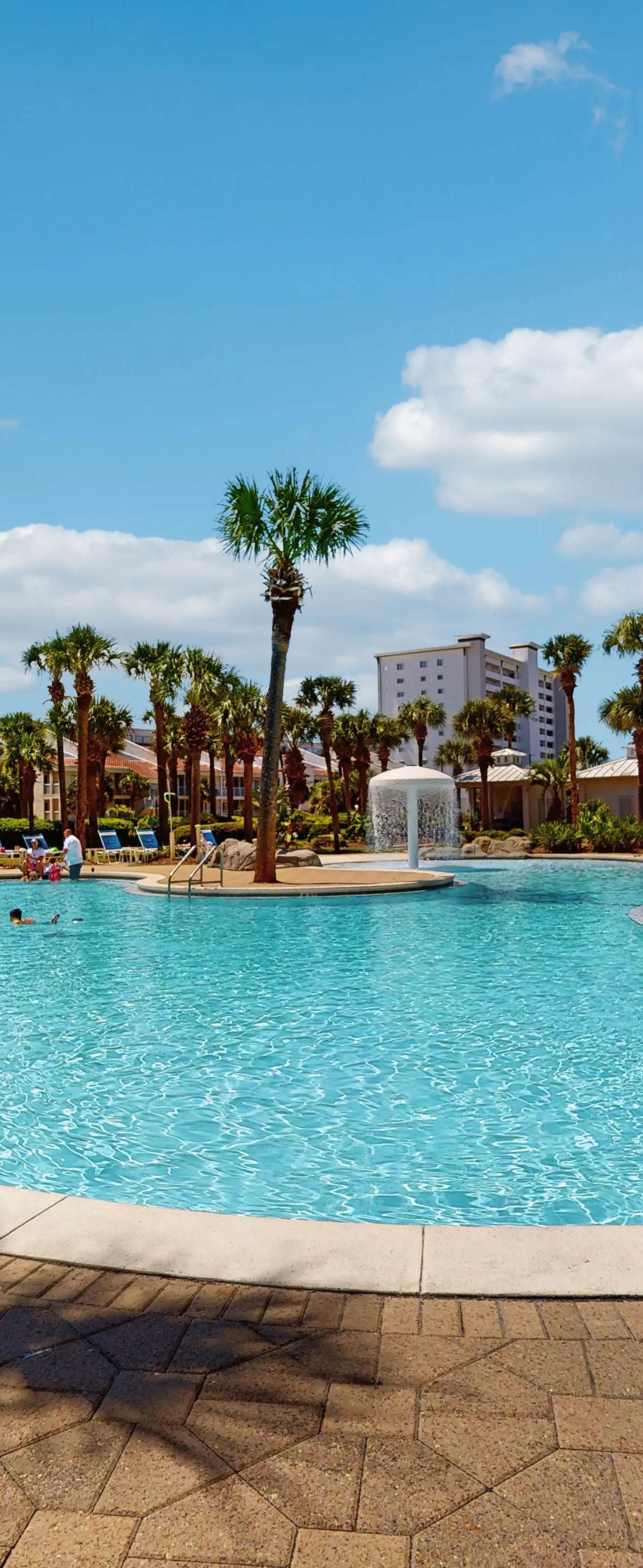 Cozy Condo, Private balcony, Free chairs & umbrella, Near the Beach
