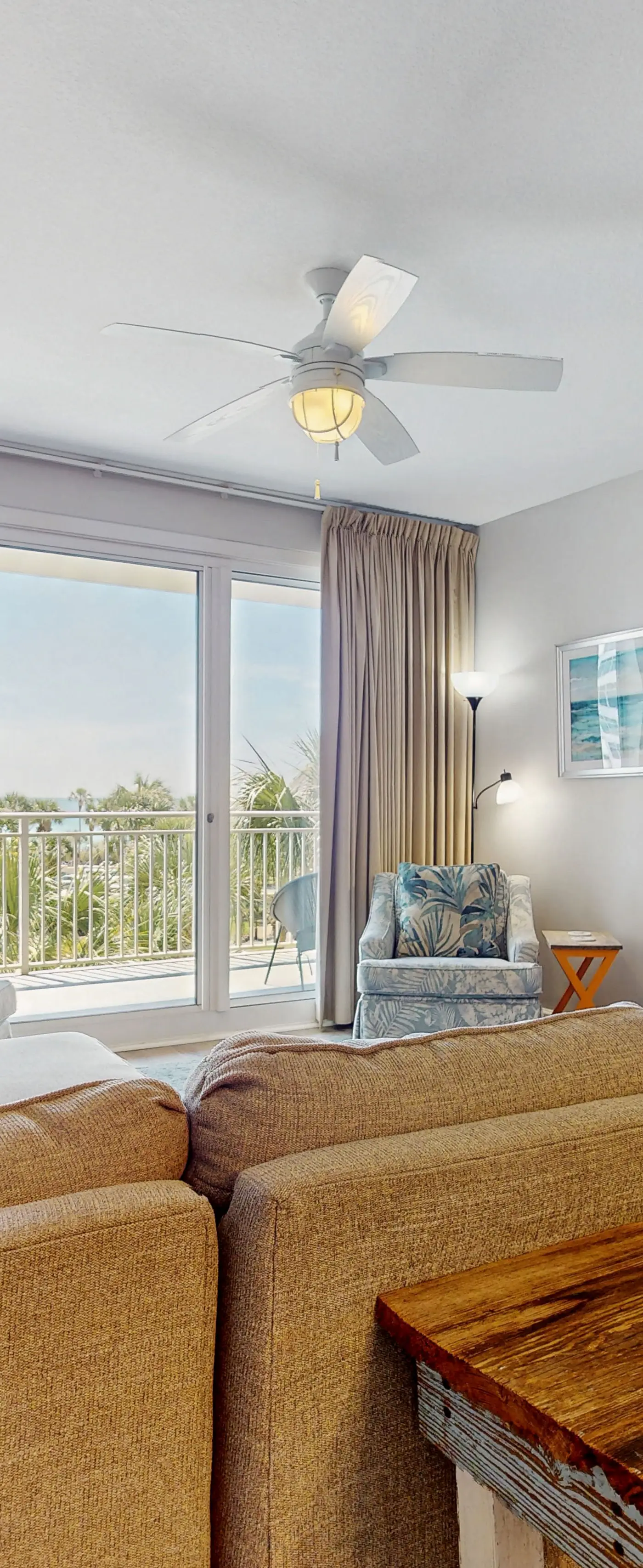 Cozy Condo, Private balcony, Free chairs & umbrella, Near the Beach