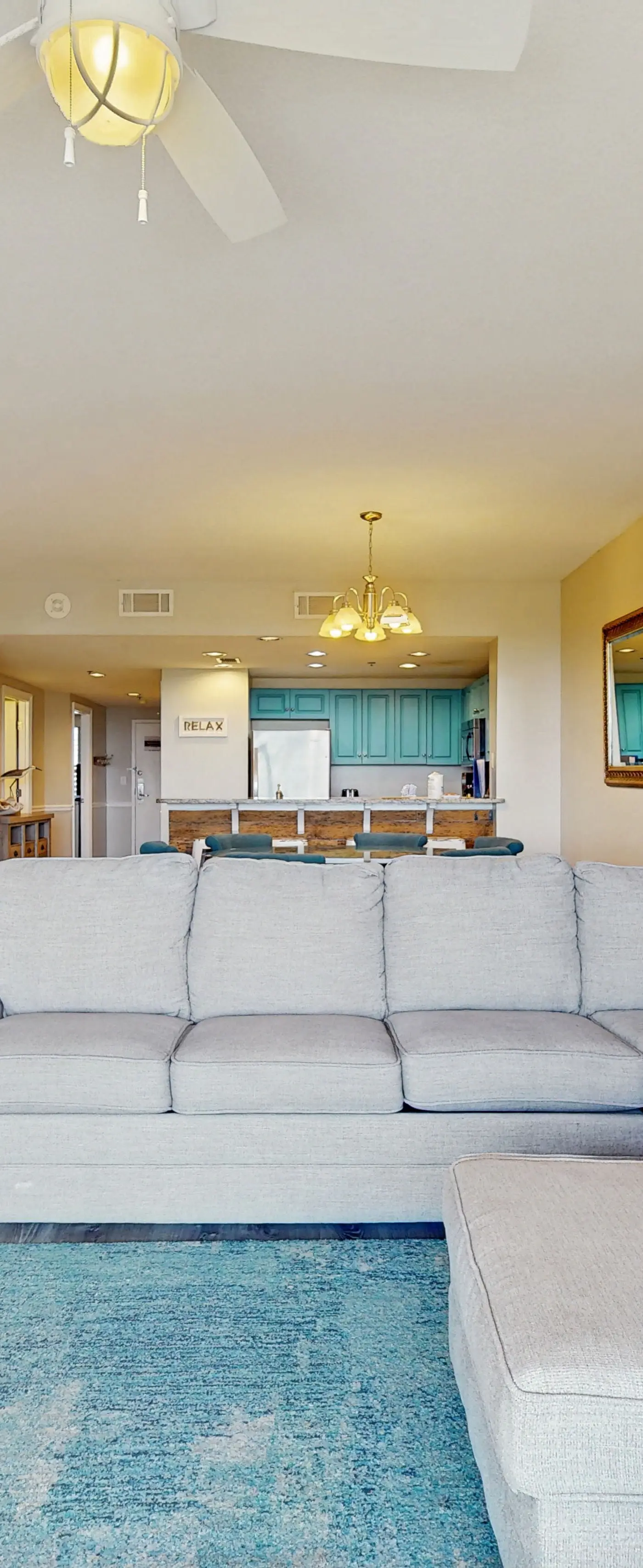 Cozy Condo, Private balcony, Free chairs & umbrella, Near the Beach