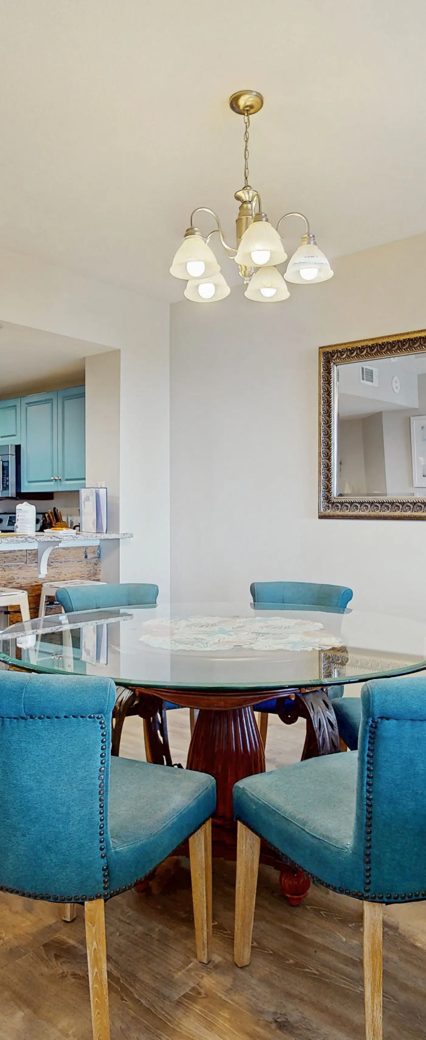 Cozy Condo, Private balcony, Free chairs & umbrella, Near the Beach