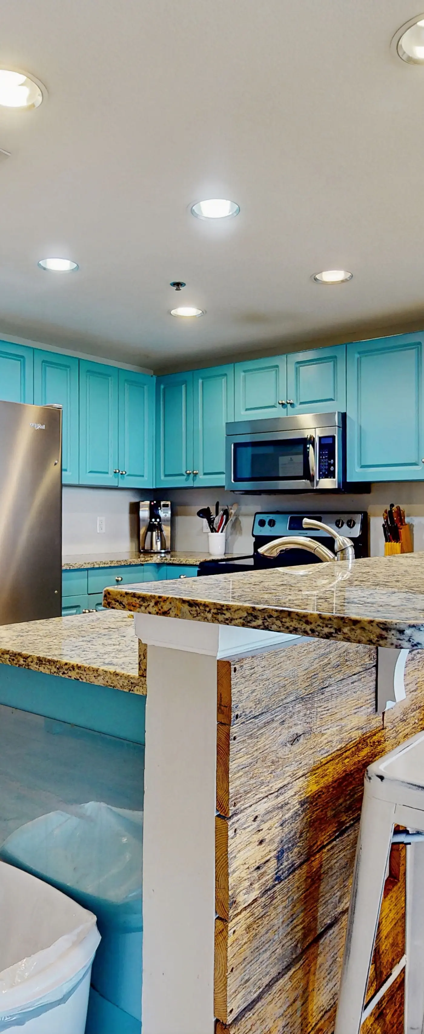 Cozy Condo, Private balcony, Free chairs & umbrella, Near the Beach