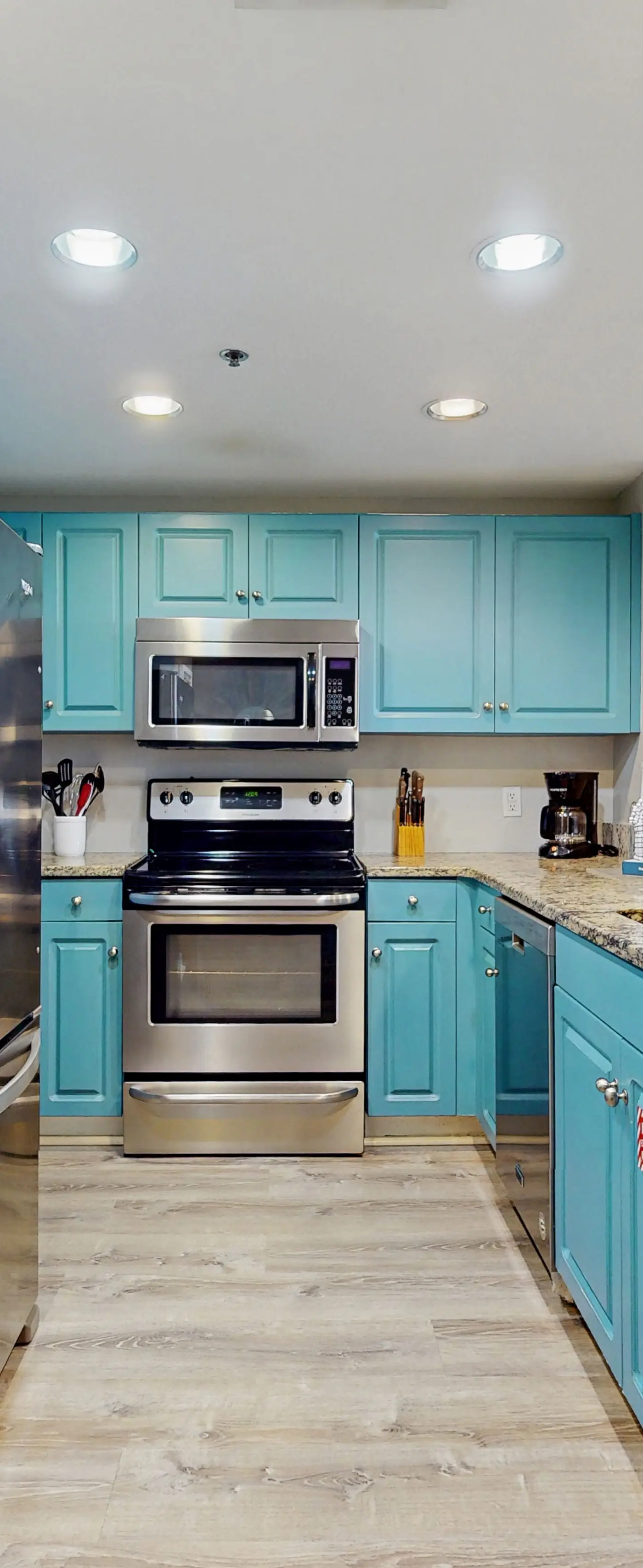 Cozy Condo, Private balcony, Free chairs & umbrella, Near the Beach