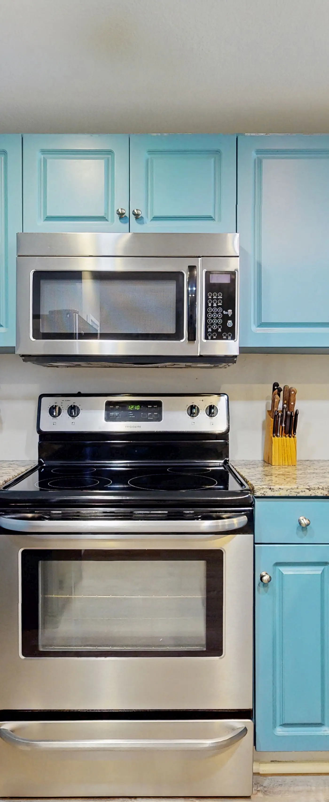 Cozy Condo, Private balcony, Free chairs & umbrella, Near the Beach