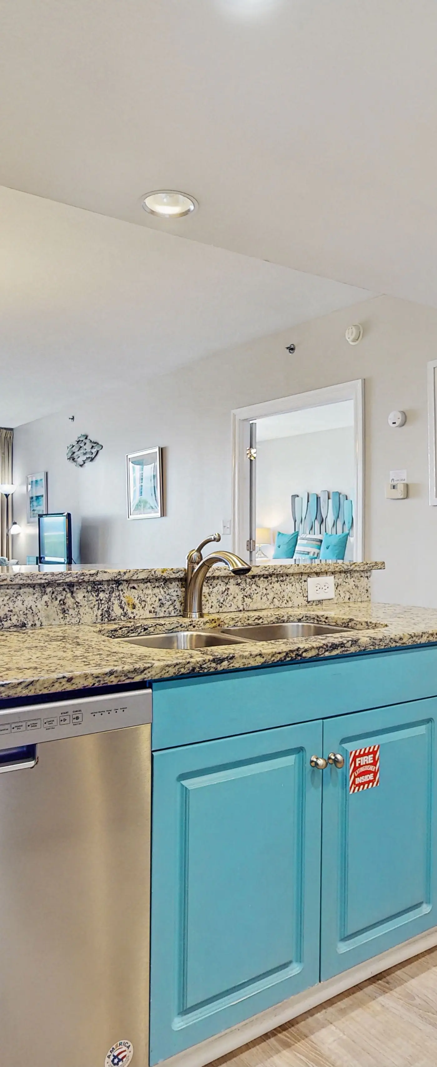 Cozy Condo, Private balcony, Free chairs & umbrella, Near the Beach