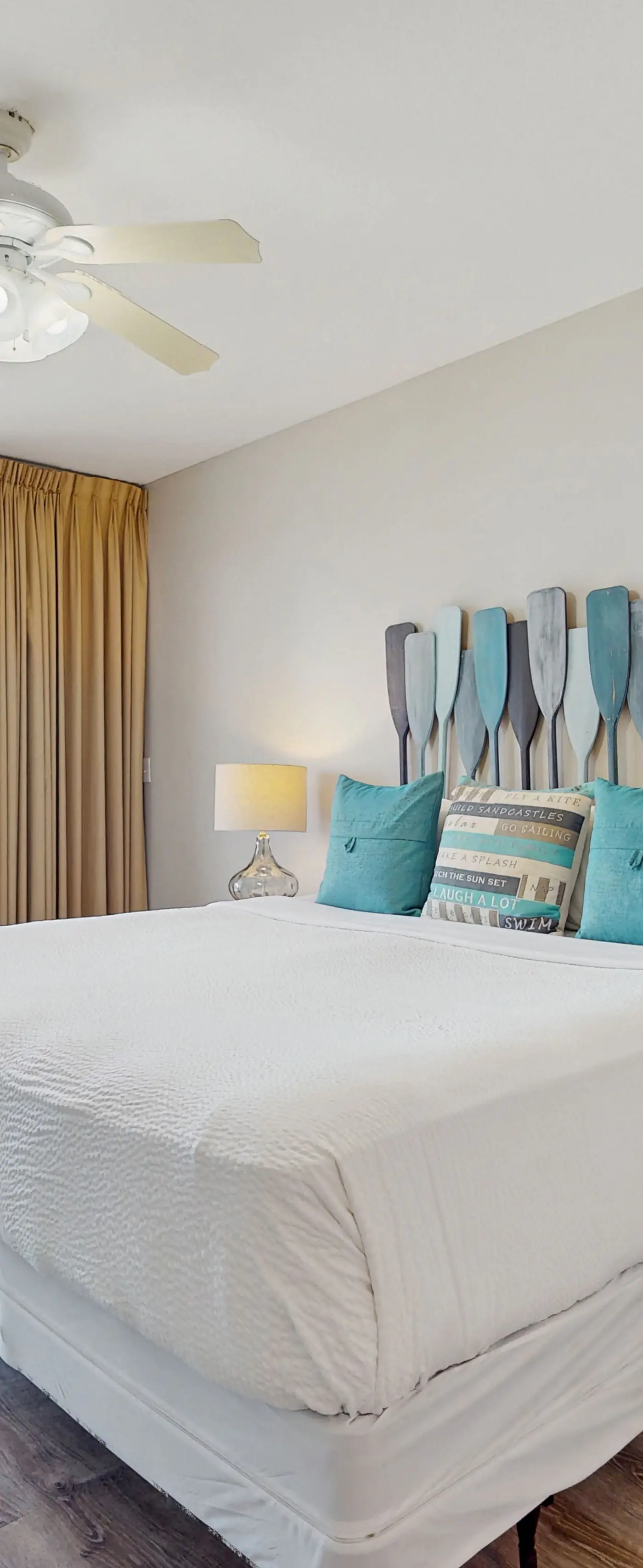 Cozy Condo, Private balcony, Free chairs & umbrella, Near the Beach