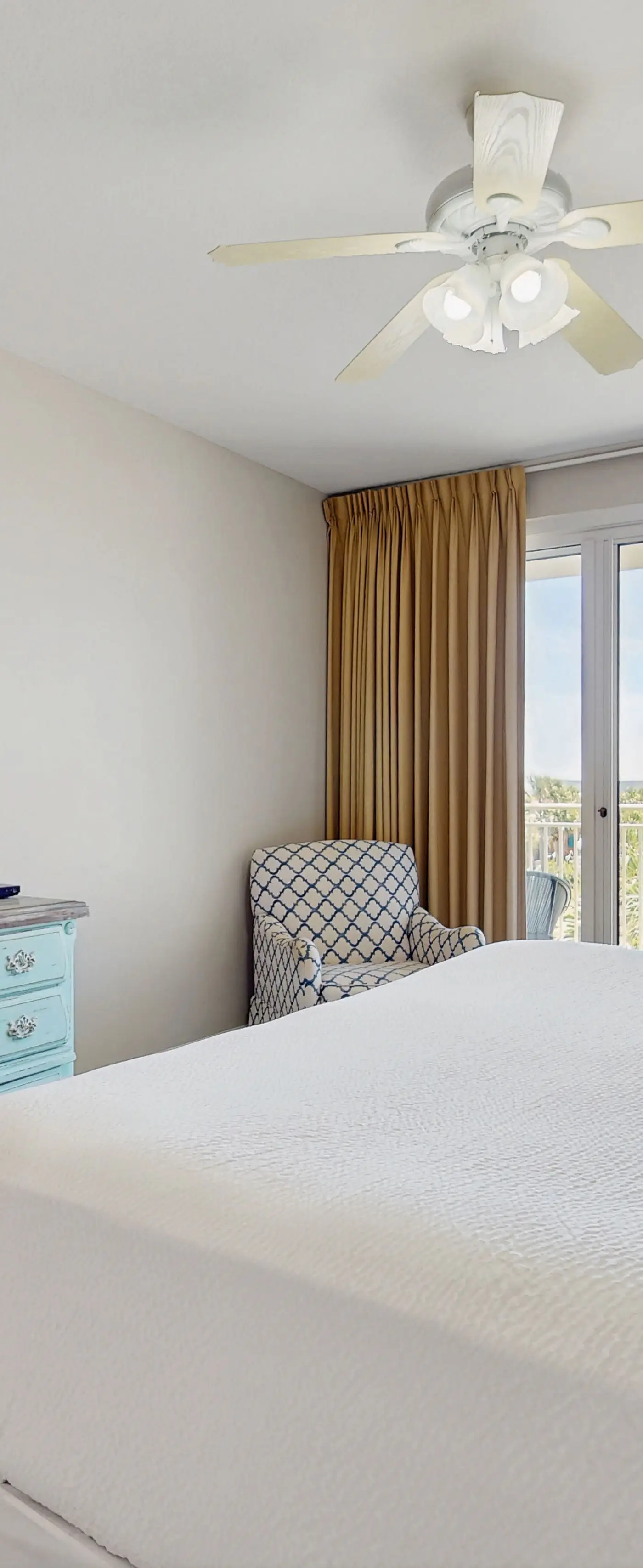 Cozy Condo, Private balcony, Free chairs & umbrella, Near the Beach