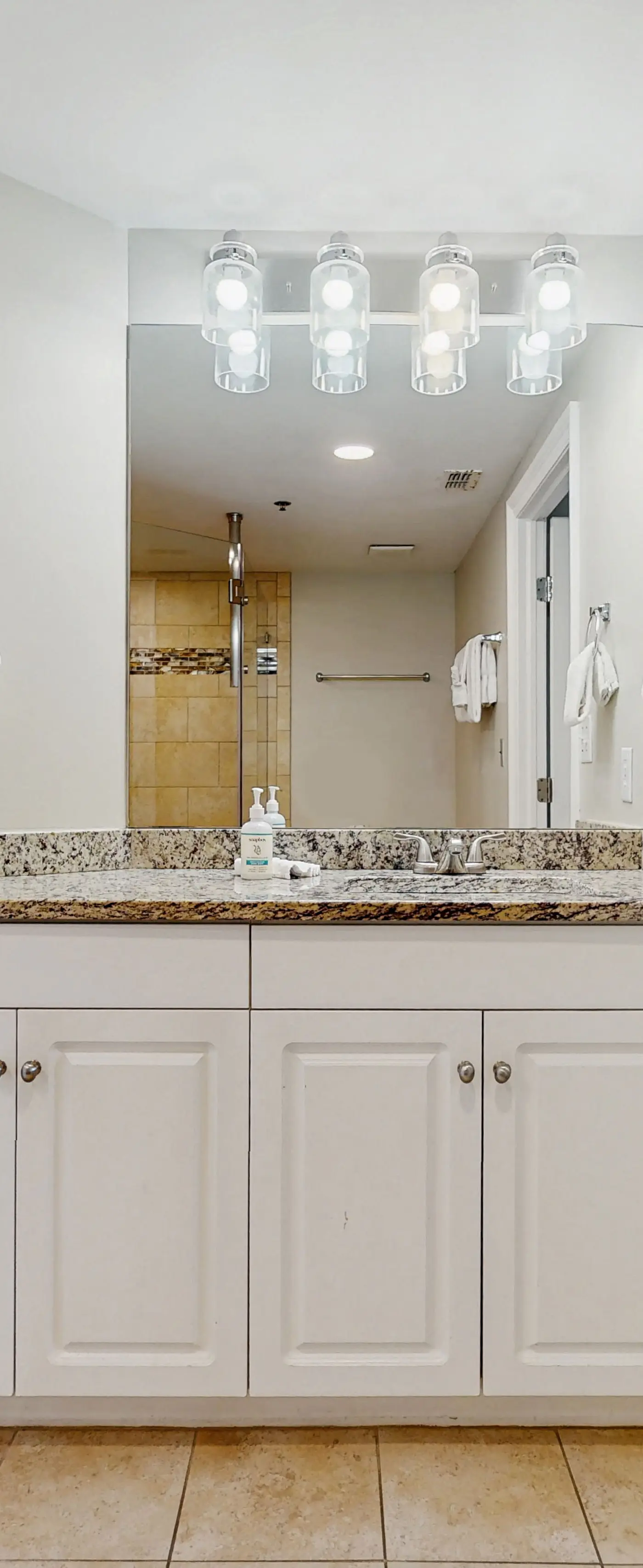 Cozy Condo, Private balcony, Free chairs & umbrella, Near the Beach