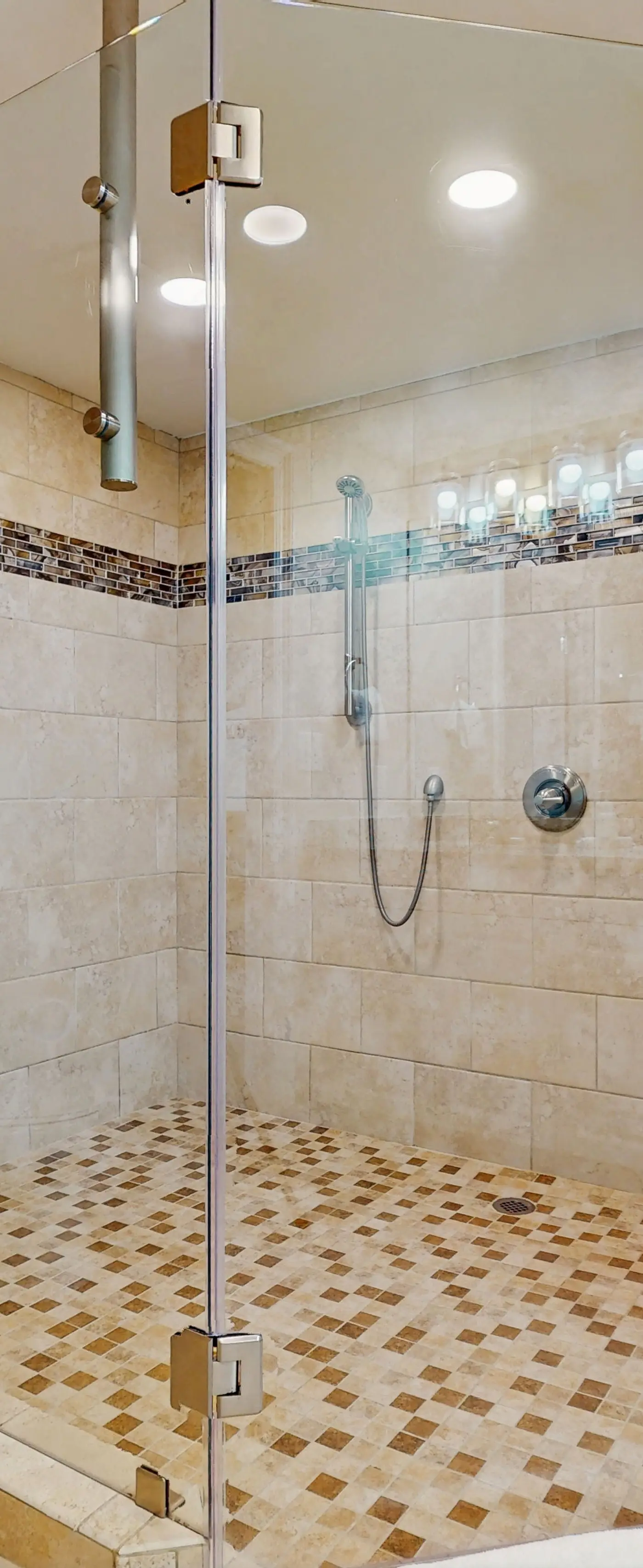 Cozy Condo, Private balcony, Free chairs & umbrella, Near the Beach