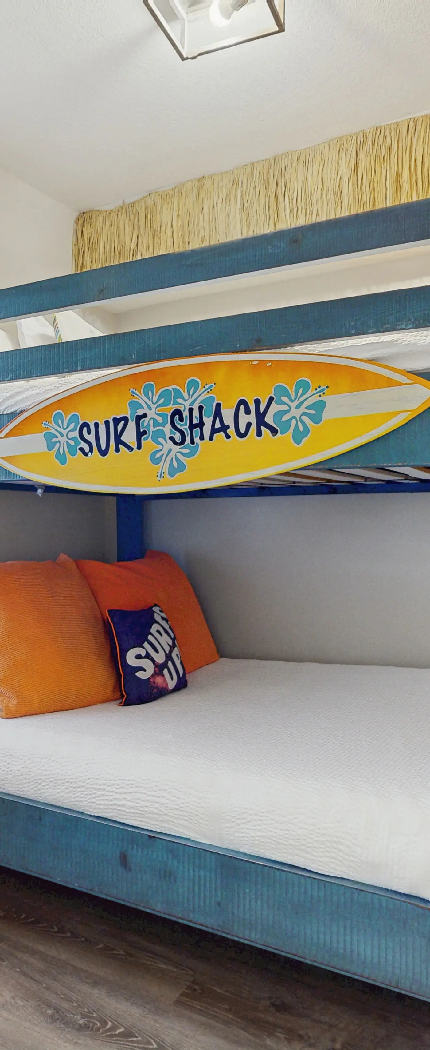 Cozy Condo, Private balcony, Free chairs & umbrella, Near the Beach