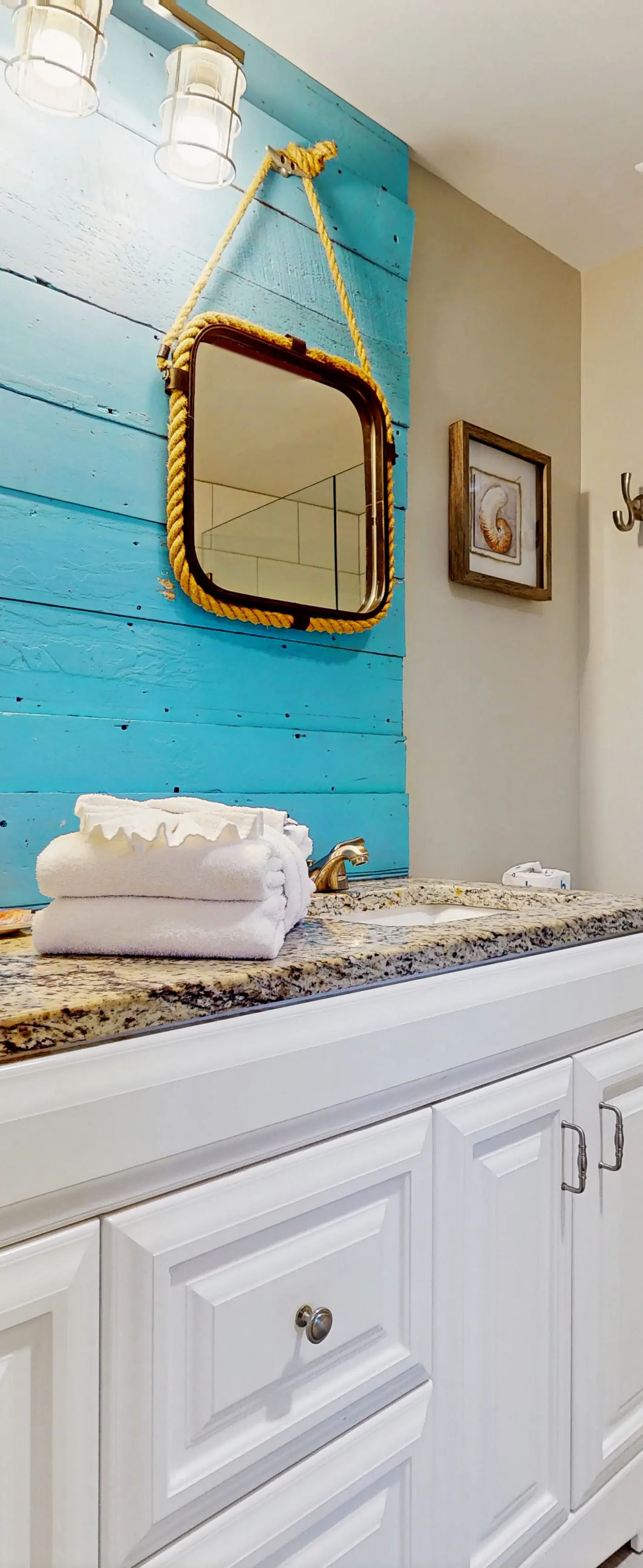 Cozy Condo, Private balcony, Free chairs & umbrella, Near the Beach