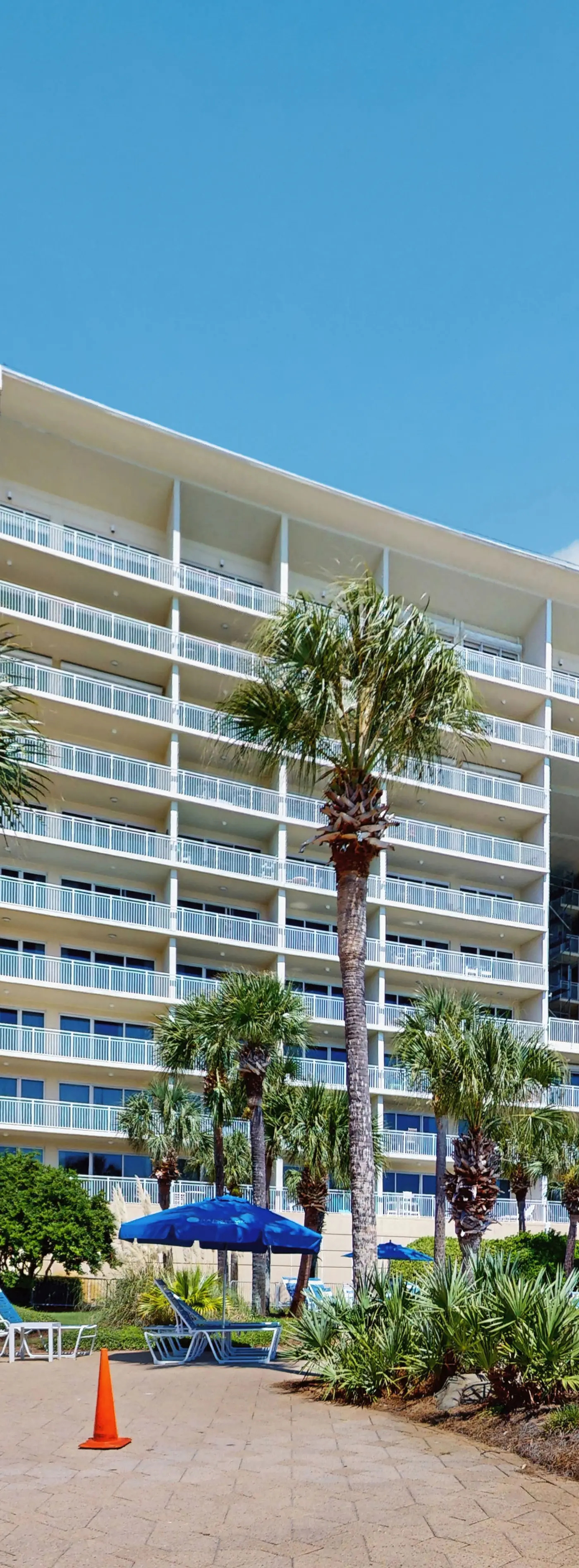 Cozy Condo, Private balcony, Free chairs & umbrella, Near the Beach