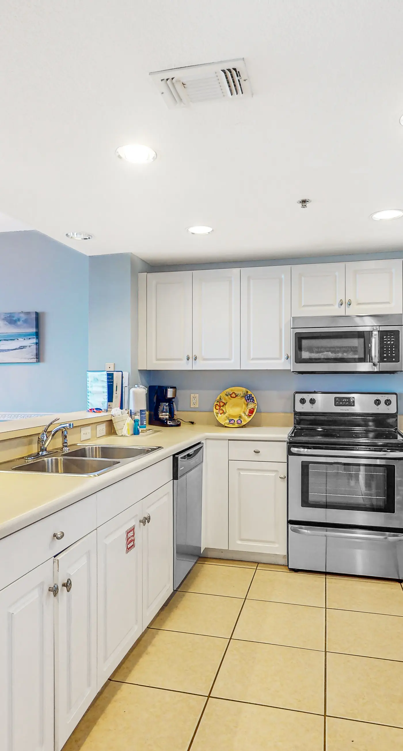 Cozy, family-friendly beach condo w/ a furnished balcony, shared pool, tennis