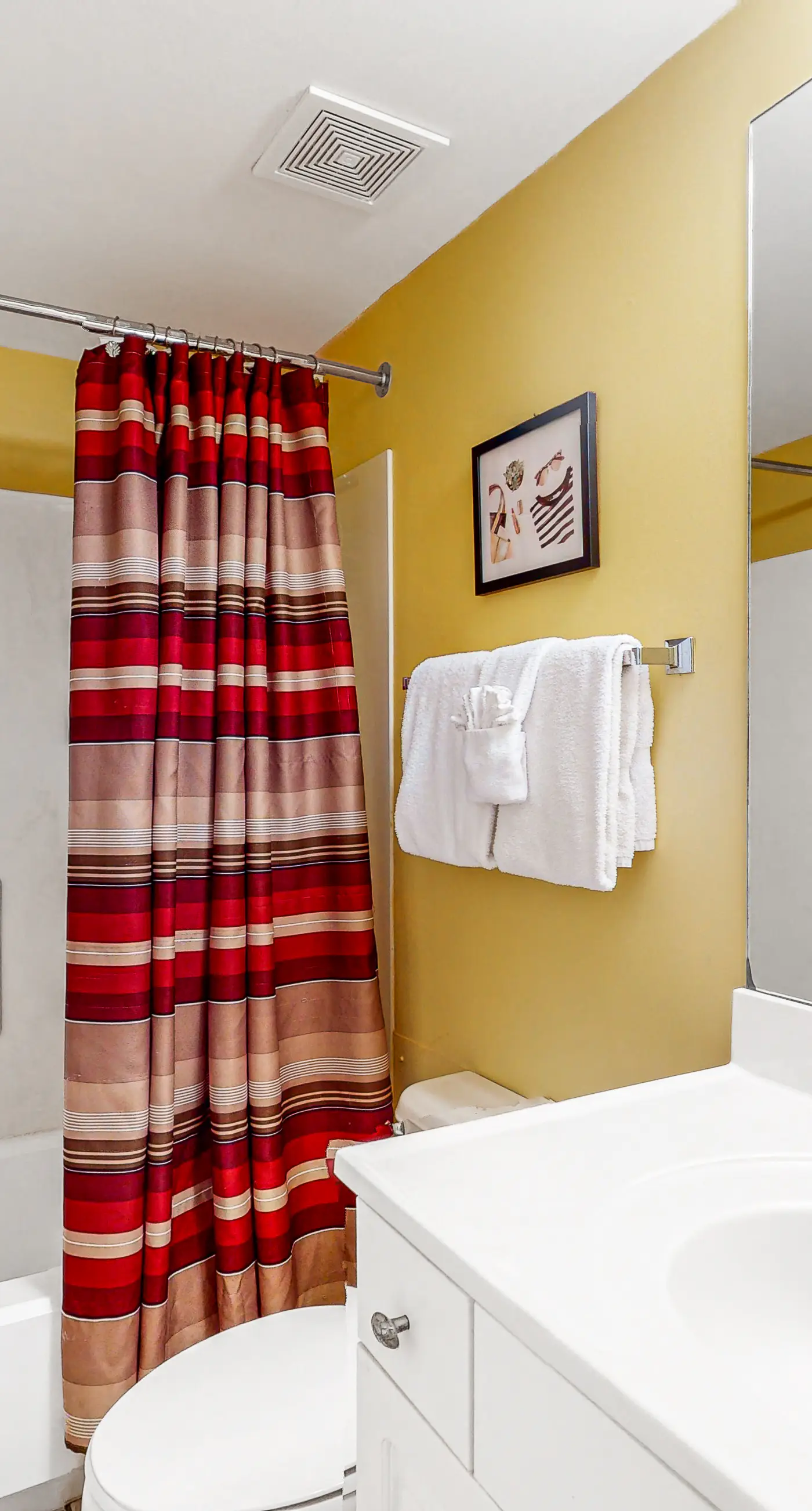 Cozy, family-friendly beach condo w/ a furnished balcony, shared pool, tennis