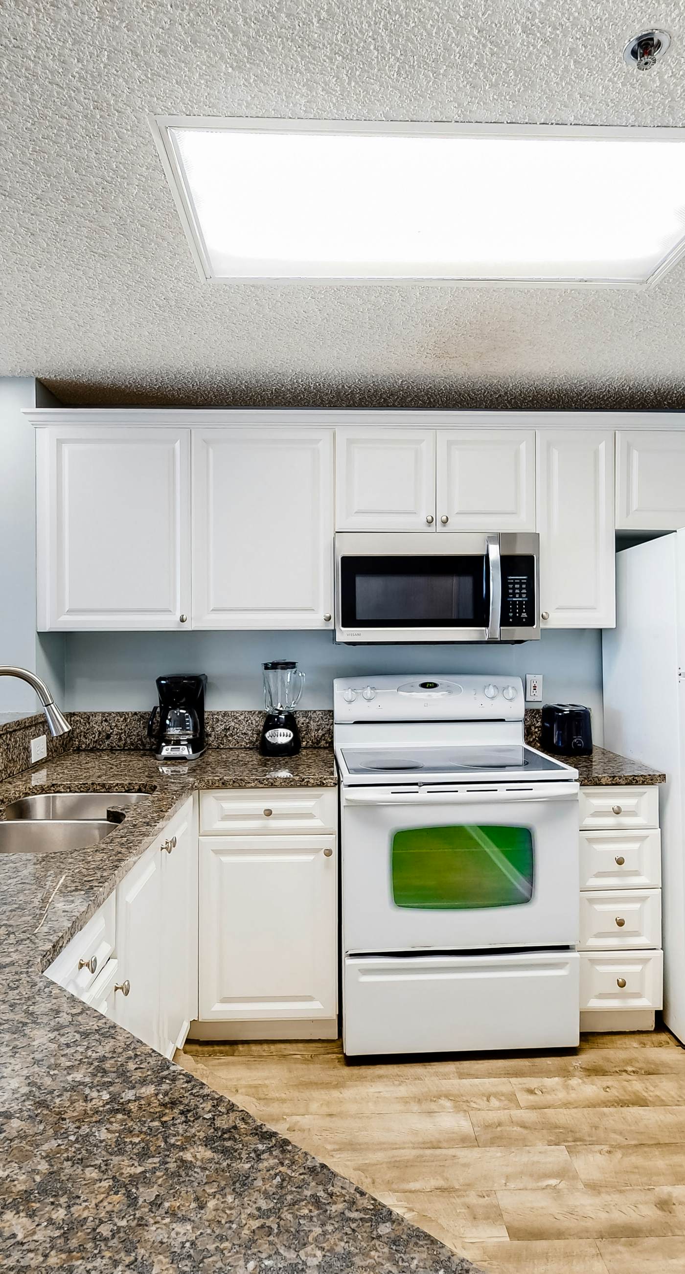 Cozy condo with Gulf-front balcony & great views - near shops & dining