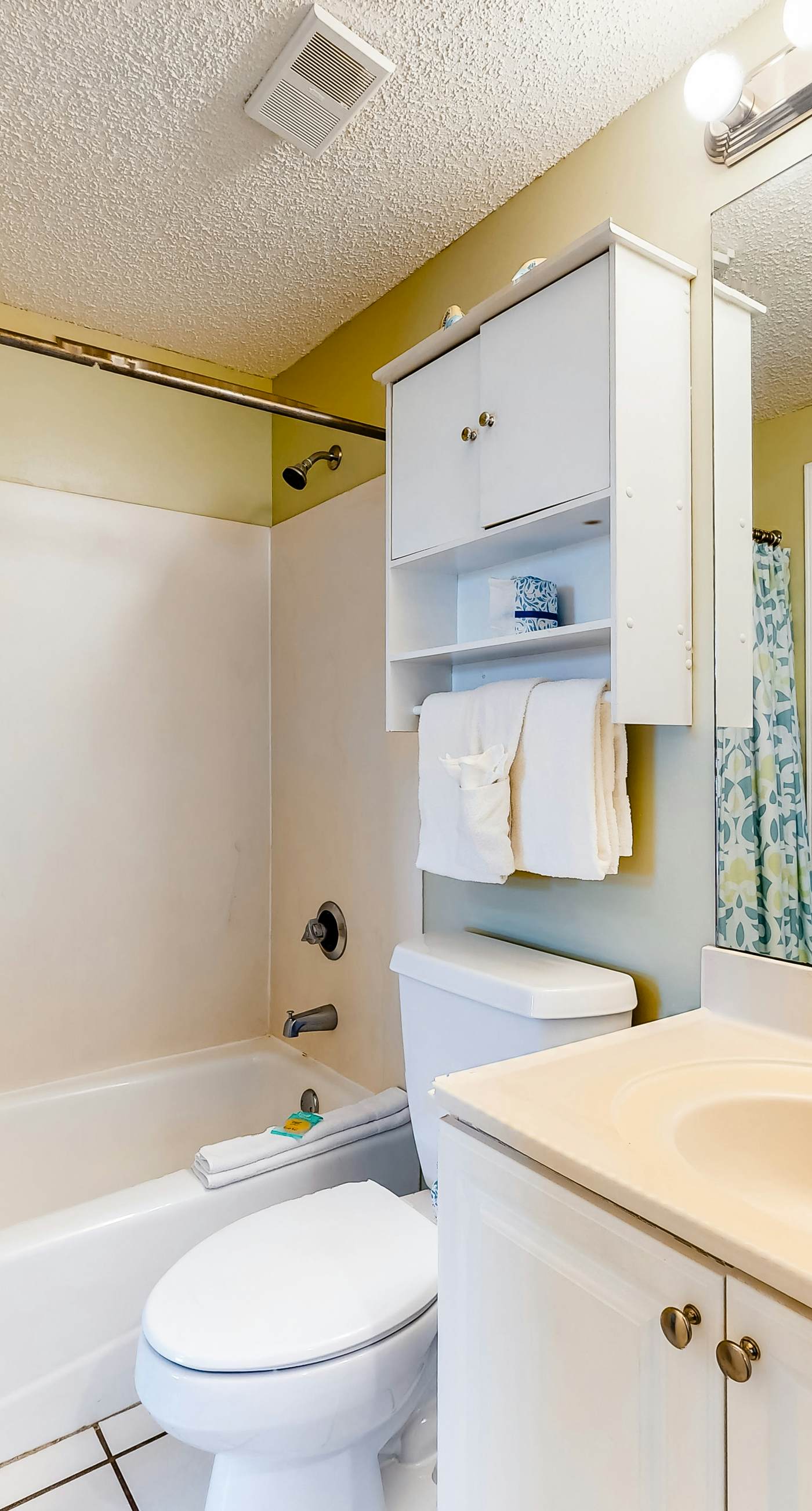 Cozy condo with Gulf-front balcony & great views - near shops & dining