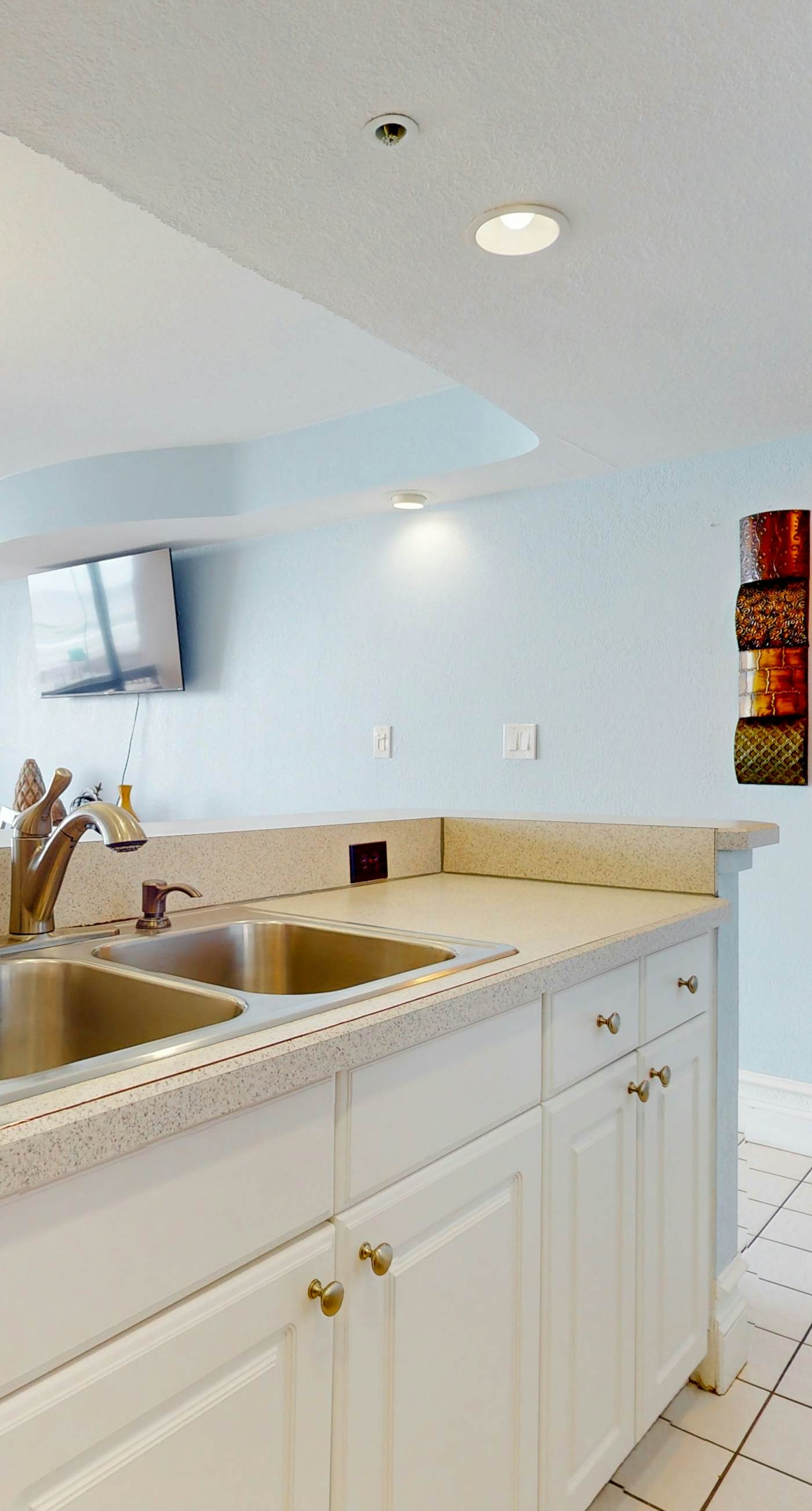 Gulf-Front Condo w/ Lovely Gulf View, Beach Access & Shared Pool/Hot Tub/Gym