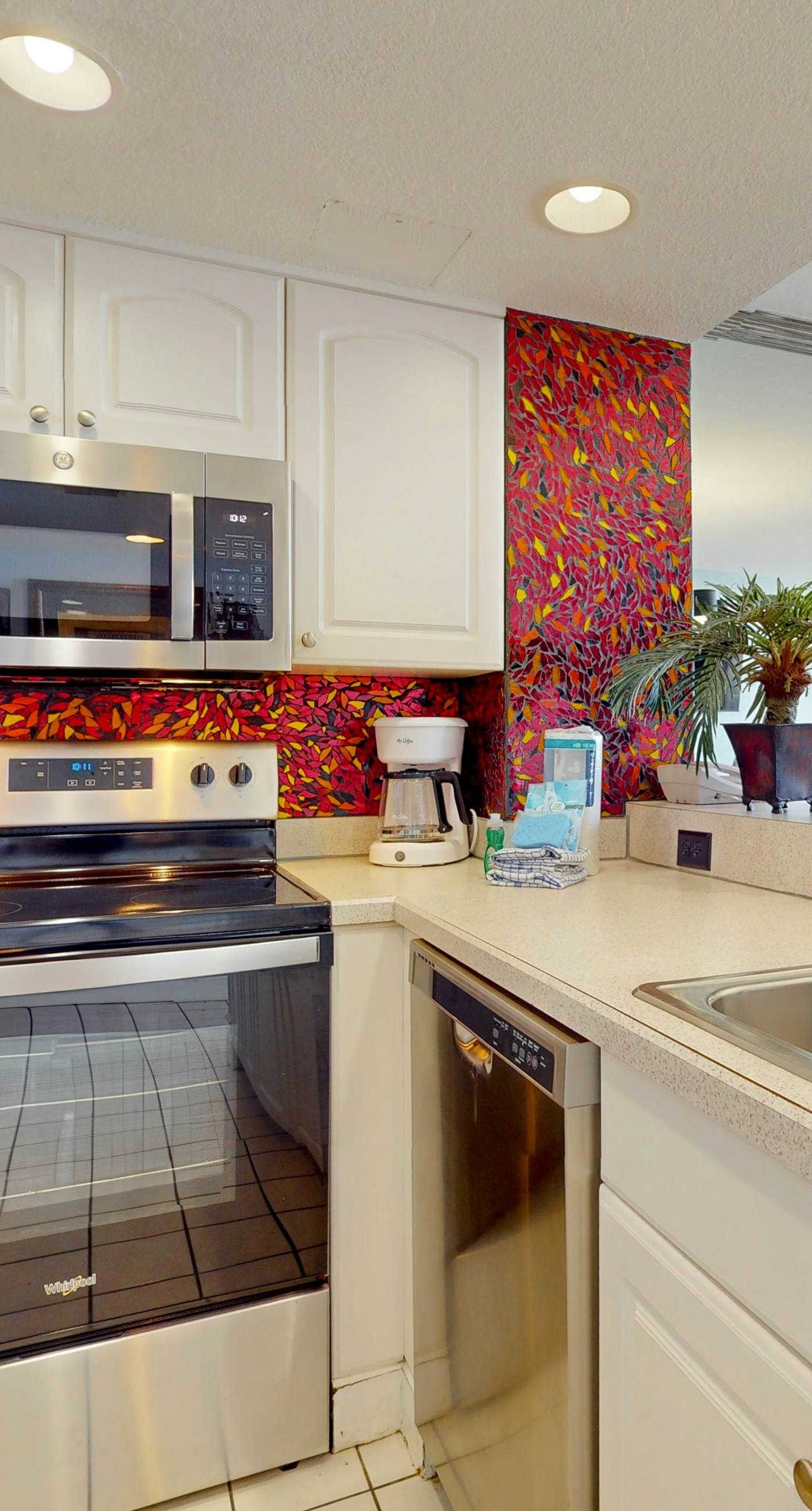 Gulf-Front Condo w/ Lovely Gulf View, Beach Access & Shared Pool/Hot Tub/Gym