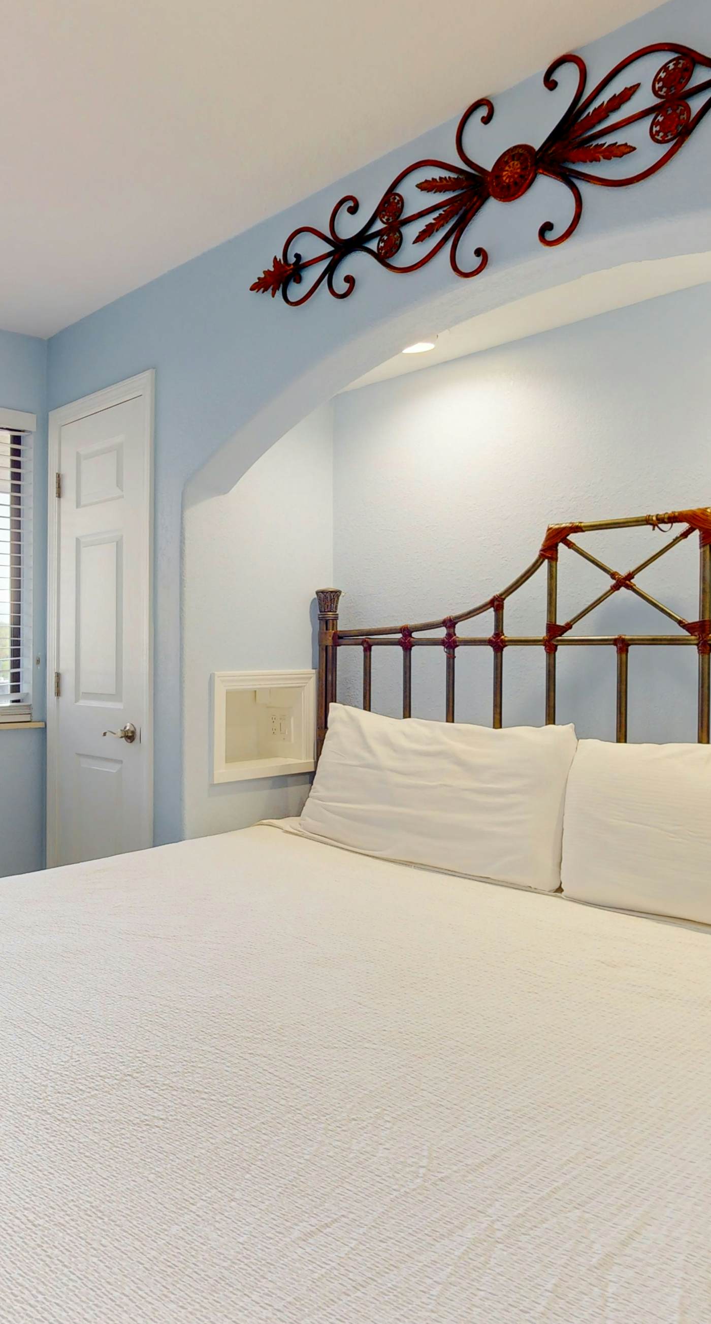 Gulf-Front Condo w/ Lovely Gulf View, Beach Access & Shared Pool/Hot Tub/Gym