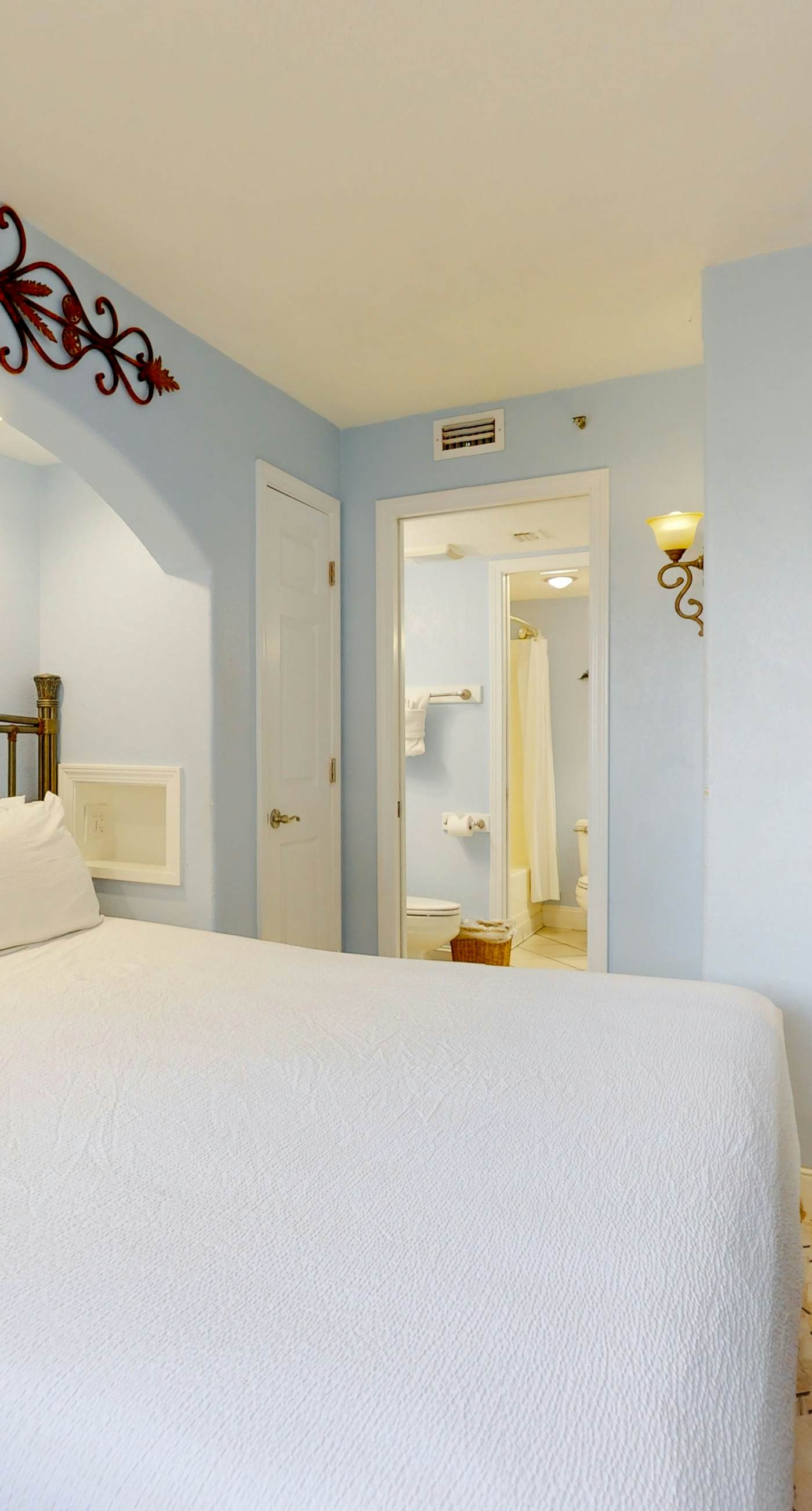 Gulf-Front Condo w/ Lovely Gulf View, Beach Access & Shared Pool/Hot Tub/Gym