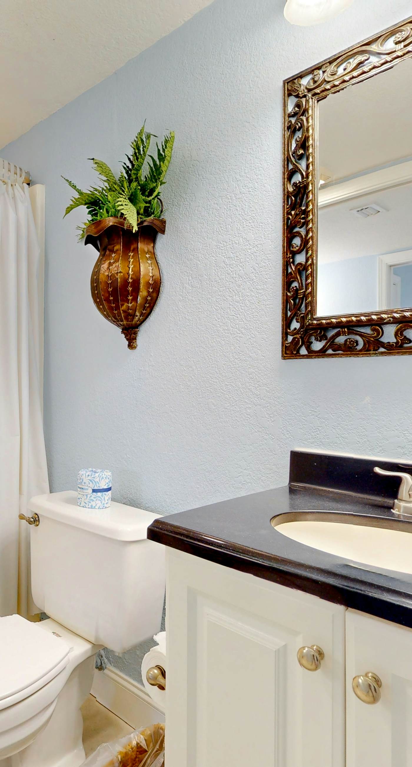 Gulf-Front Condo w/ Lovely Gulf View, Beach Access & Shared Pool/Hot Tub/Gym