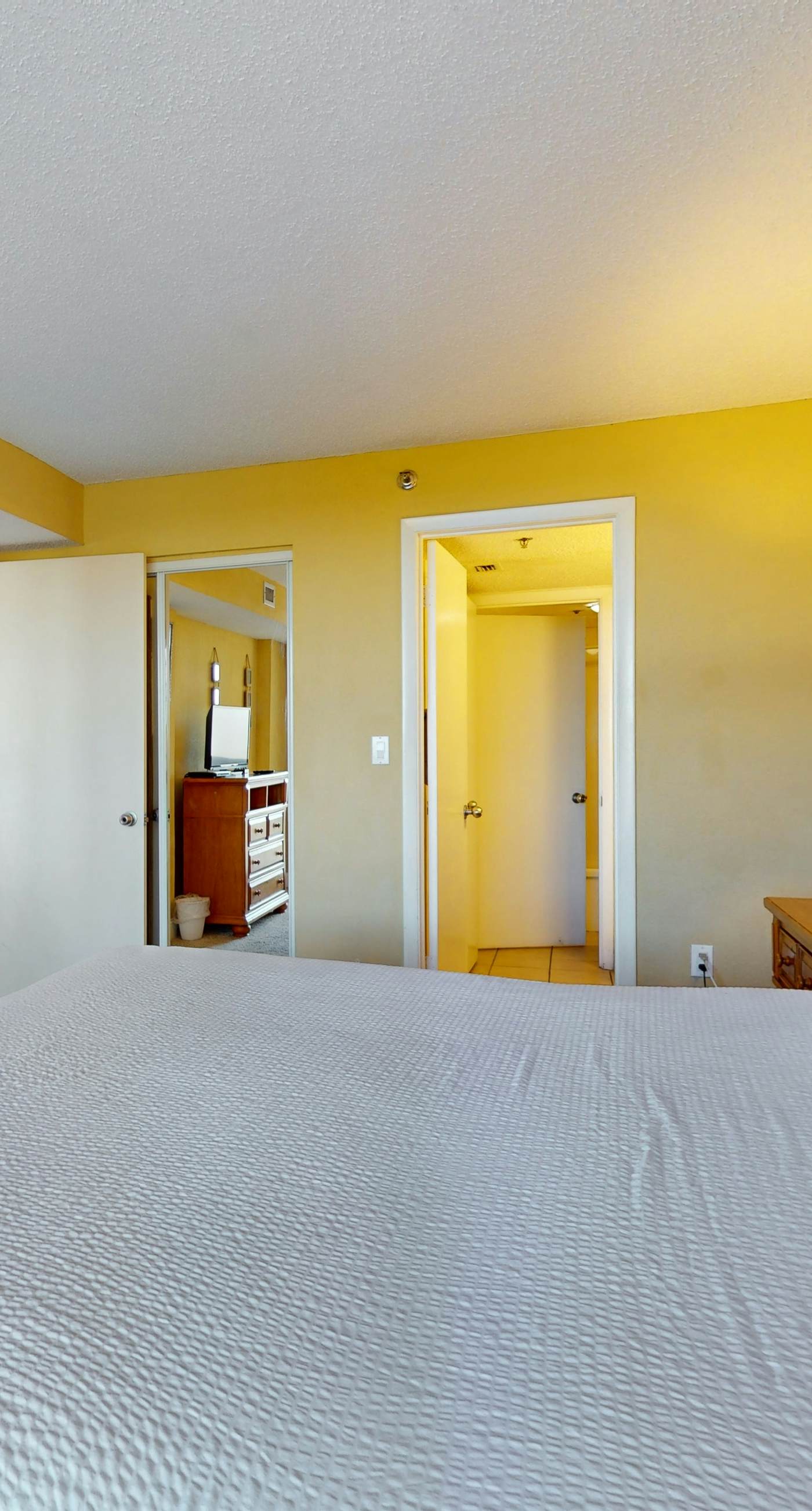 4th floor cozy condo w/multiple pools, splash pad, and on-site restaurant