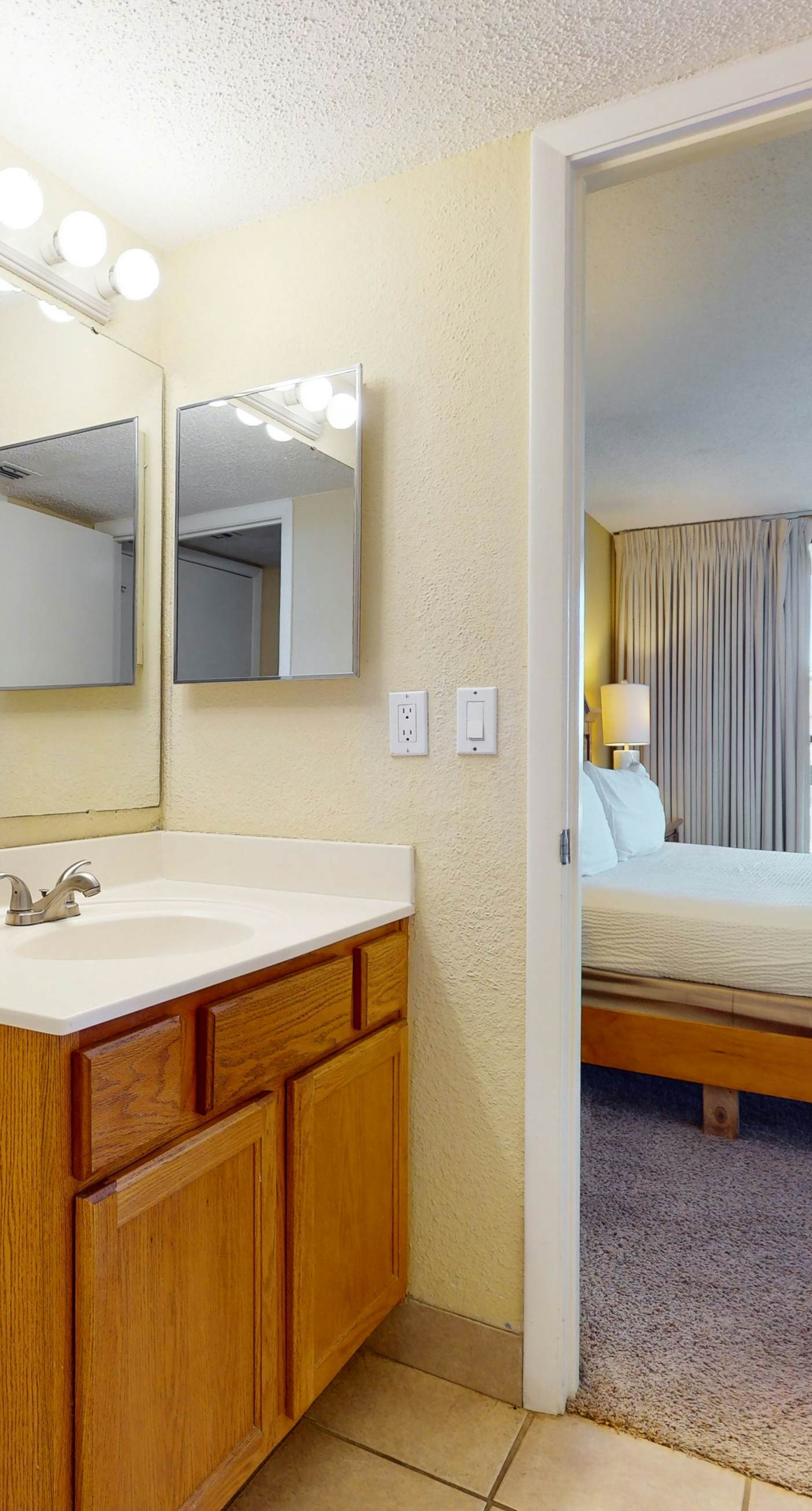 4th floor cozy condo w/multiple pools, splash pad, and on-site restaurant