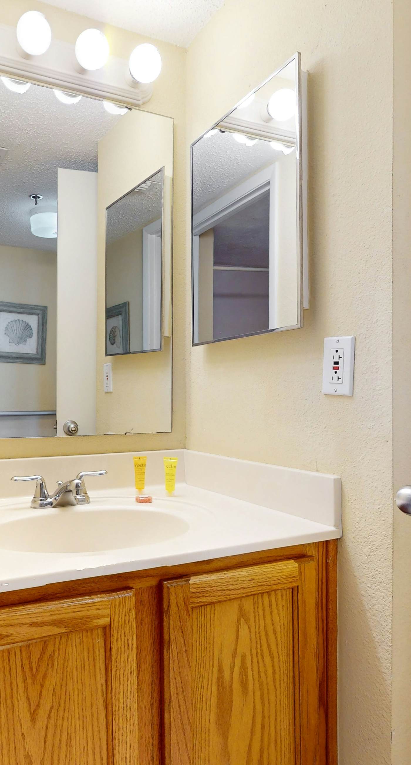 4th floor cozy condo w/multiple pools, splash pad, and on-site restaurant